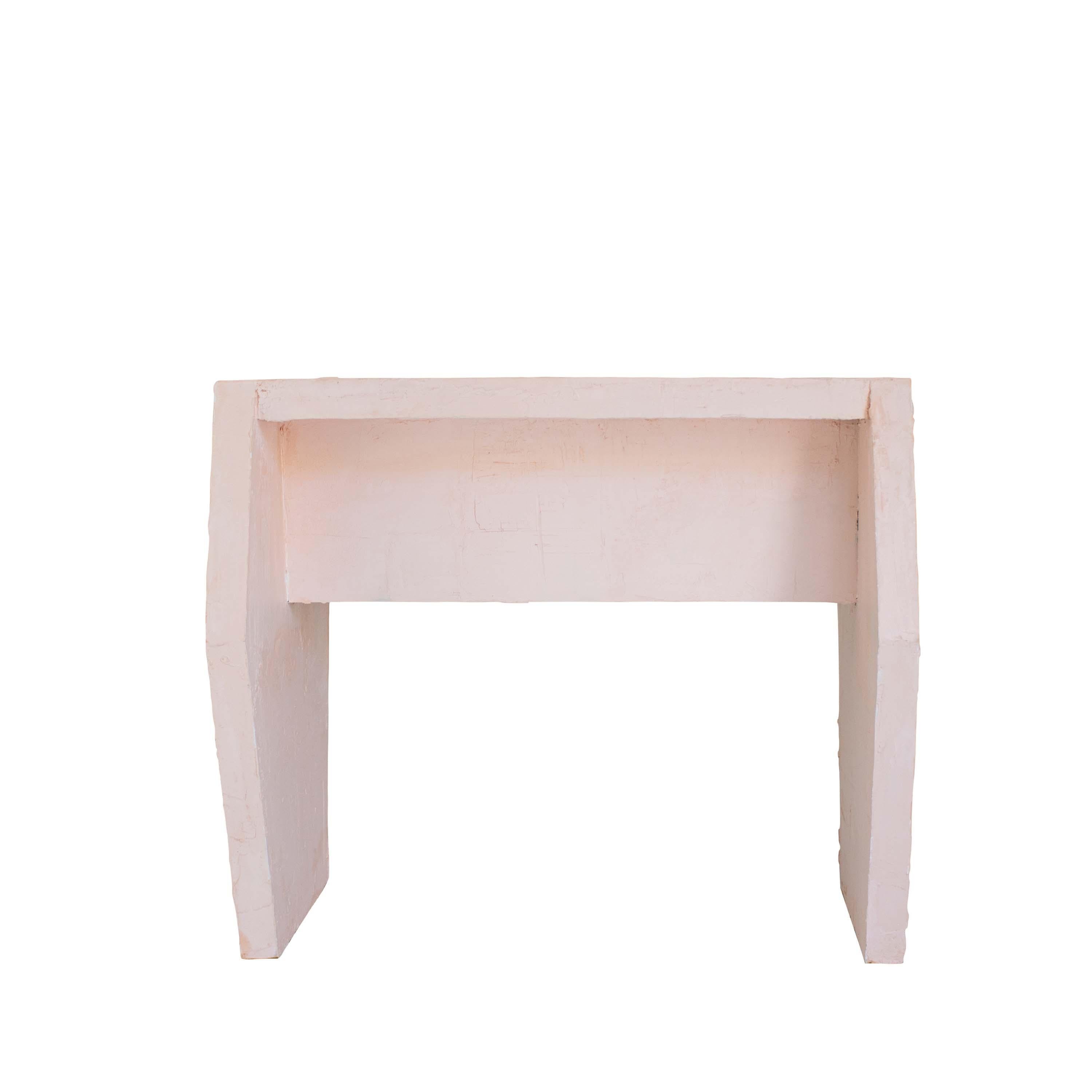 Banquito Olivar, Version One est la première itération d'un produit polyvalent,
Un design minimaliste qui complète la Collection S/One. Artisanat
Avec une finition en tadelakt appliquée à la main, le banc présente un aspect lisse,
surface durable