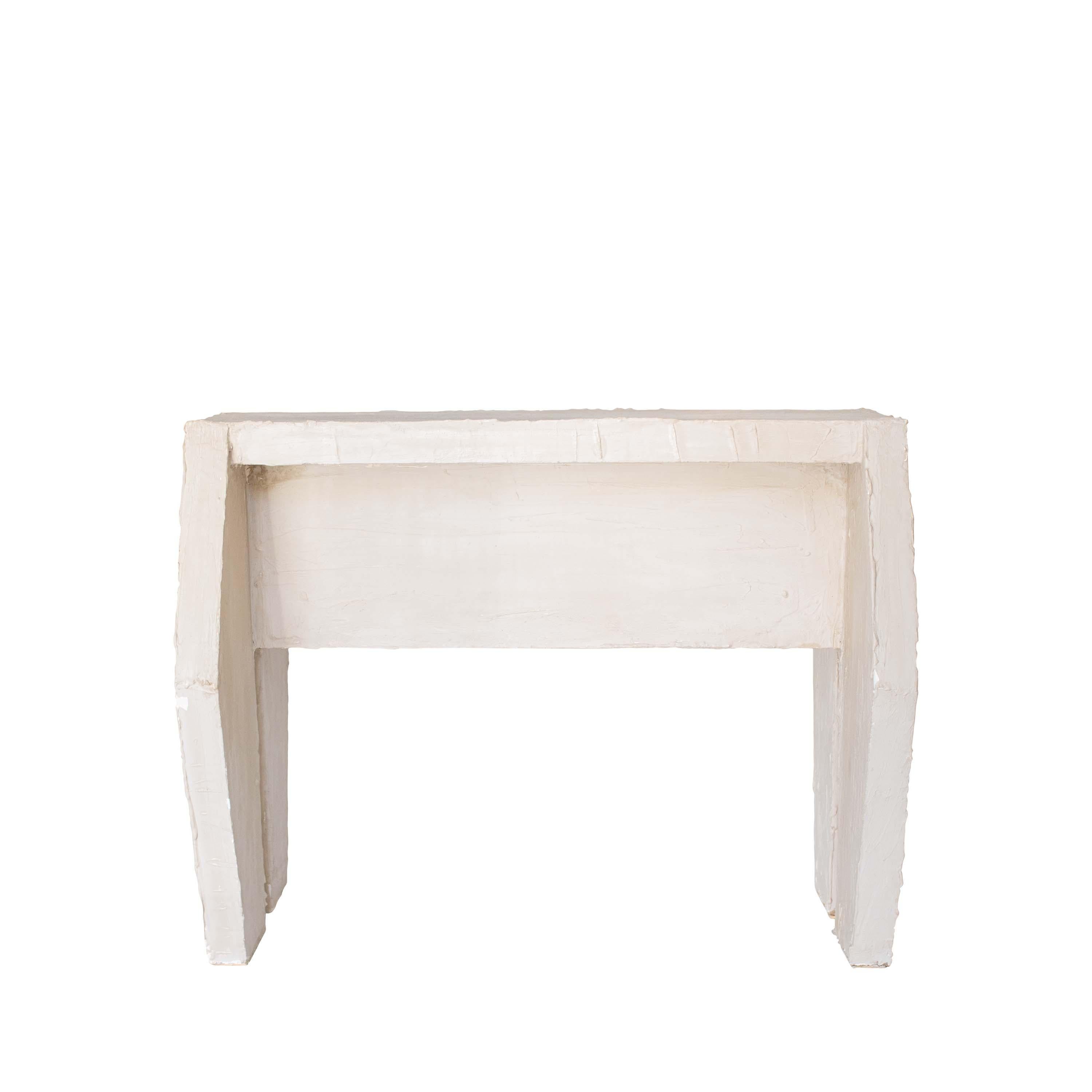 Banquito Olivar, Version One est la première itération d'un produit polyvalent, 
Un design minimaliste qui complète la Collection S/One. Artisanat 
Avec une finition en tadelakt appliquée à la main, le banc présente un aspect lisse, 
surface durable