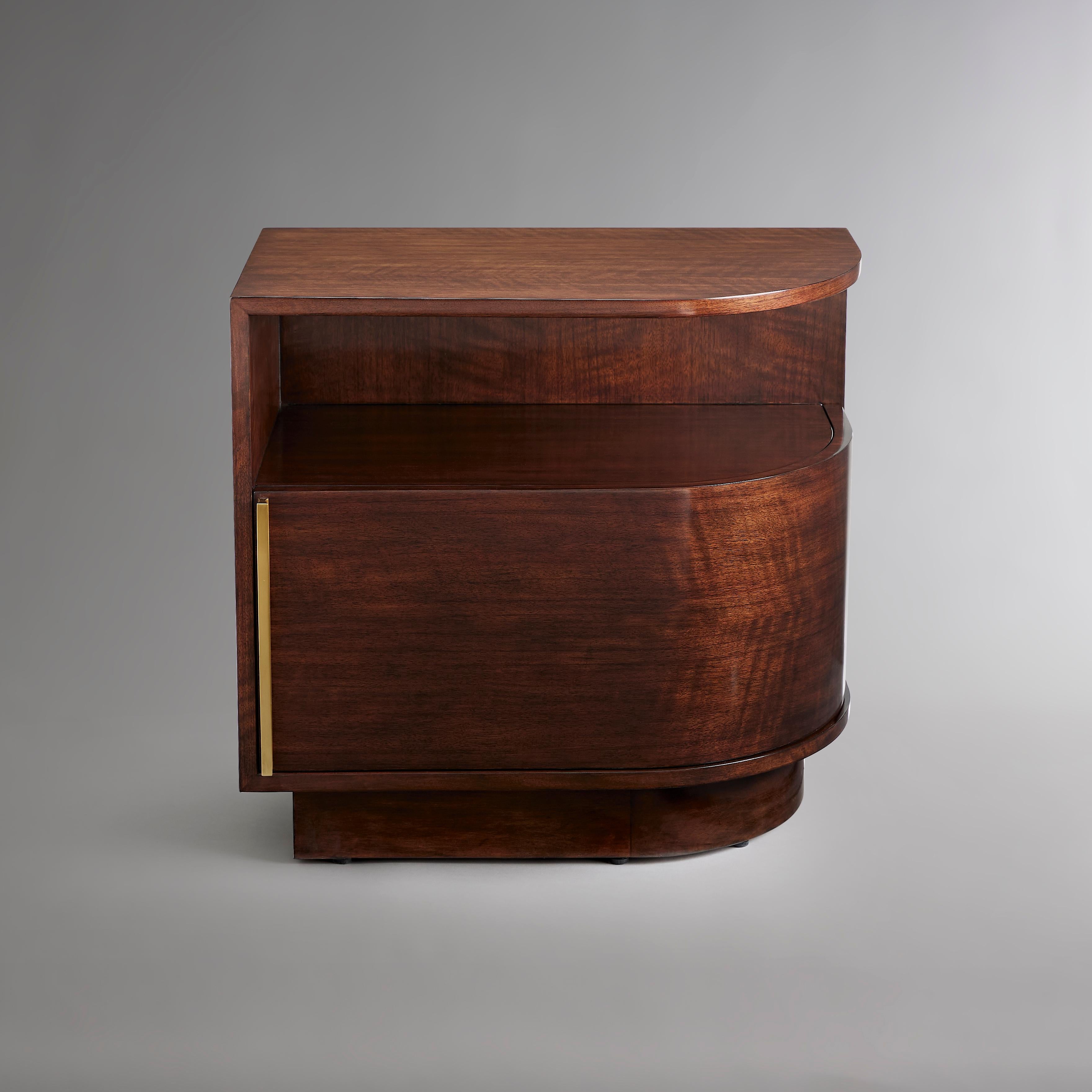 L'esperimento caratteristico della collezione con l'arco, le proporzioni e la materialità si manifesta in questi tavoli ideali per il letto o per il divano. I loro volumi sono inversi l'uno dell'altro (Banter End Table - Left), realizzati in legno