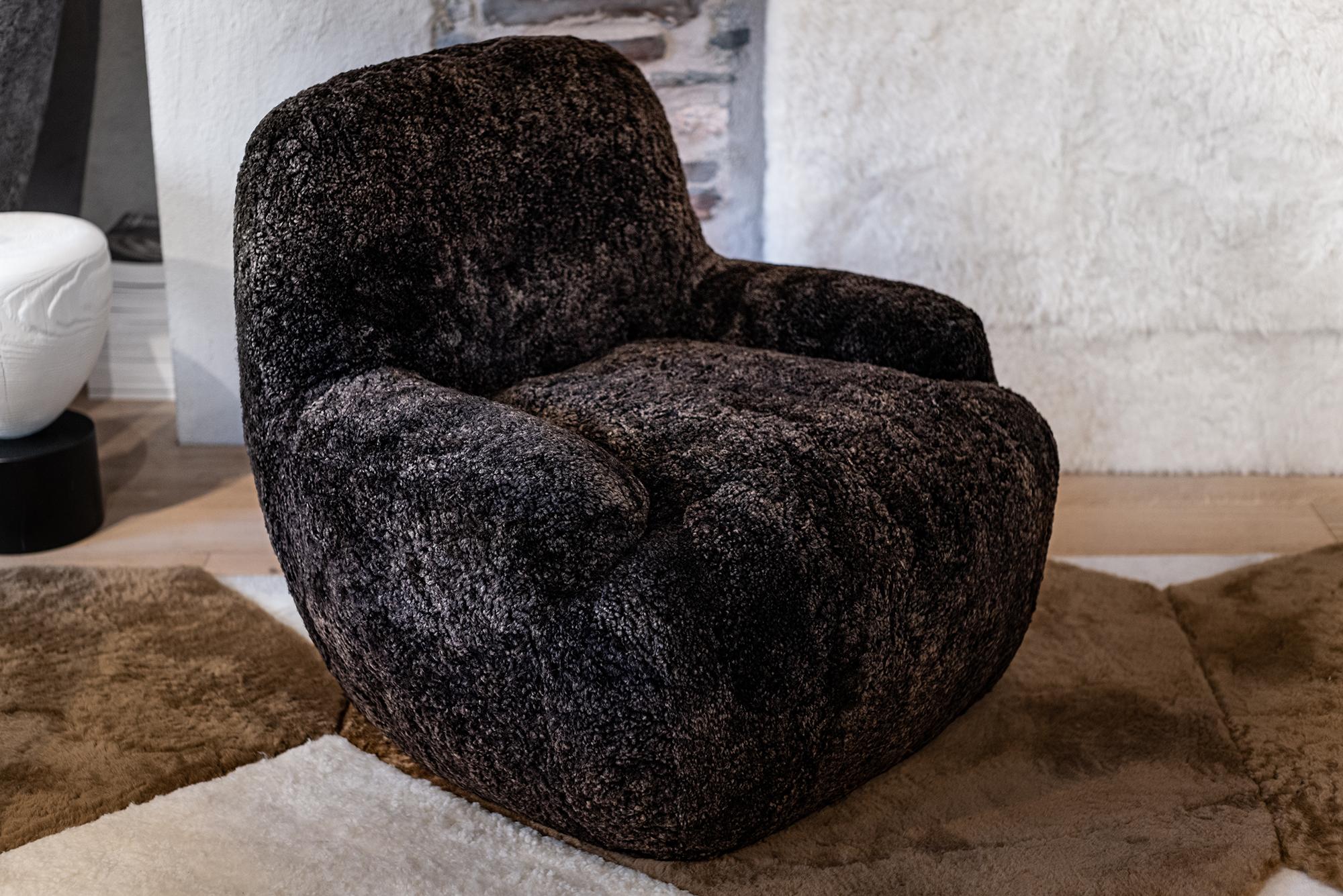 BAO - design by Norki
W 2,89 × H 2,42 × D 2,62 ft,
seat height 1,37 ft
Upholstered with Espresso Curly Shearling,
360 degree rotatable metal base
Custom color and hide available according to our catalog.