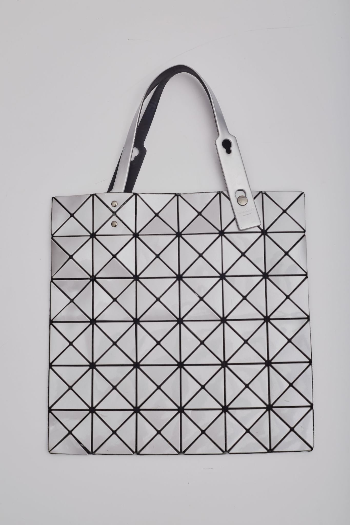 Bao Bao Issey Miyake Silver Vinyl Lucent Tote In Good Condition For Sale In Montreal, Quebec