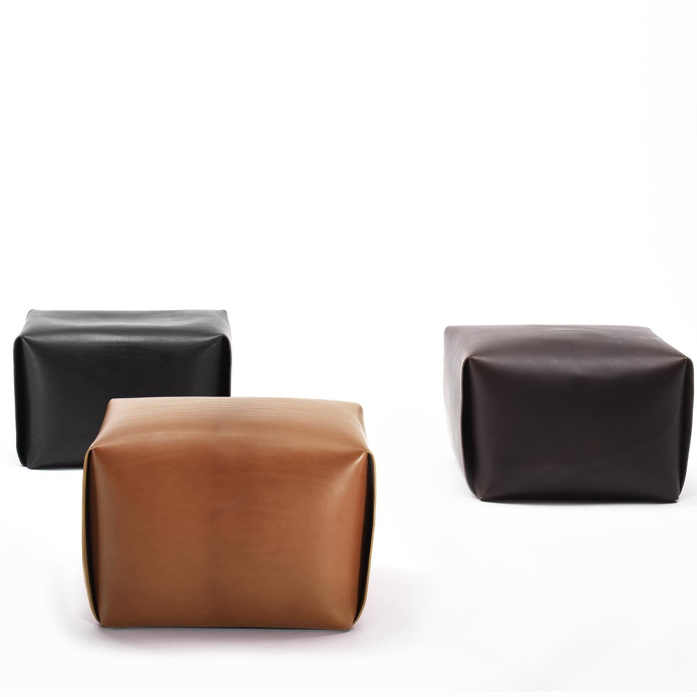 Cette chaise-sac raffinée est soigneusement enveloppée dans une seule pièce de cuir souple pleine fleur, dont les plis ressemblent à ceux de l'origami. Sa forme intemporelle et nostalgique rappelle les vieilles tables de chevet des années 50.