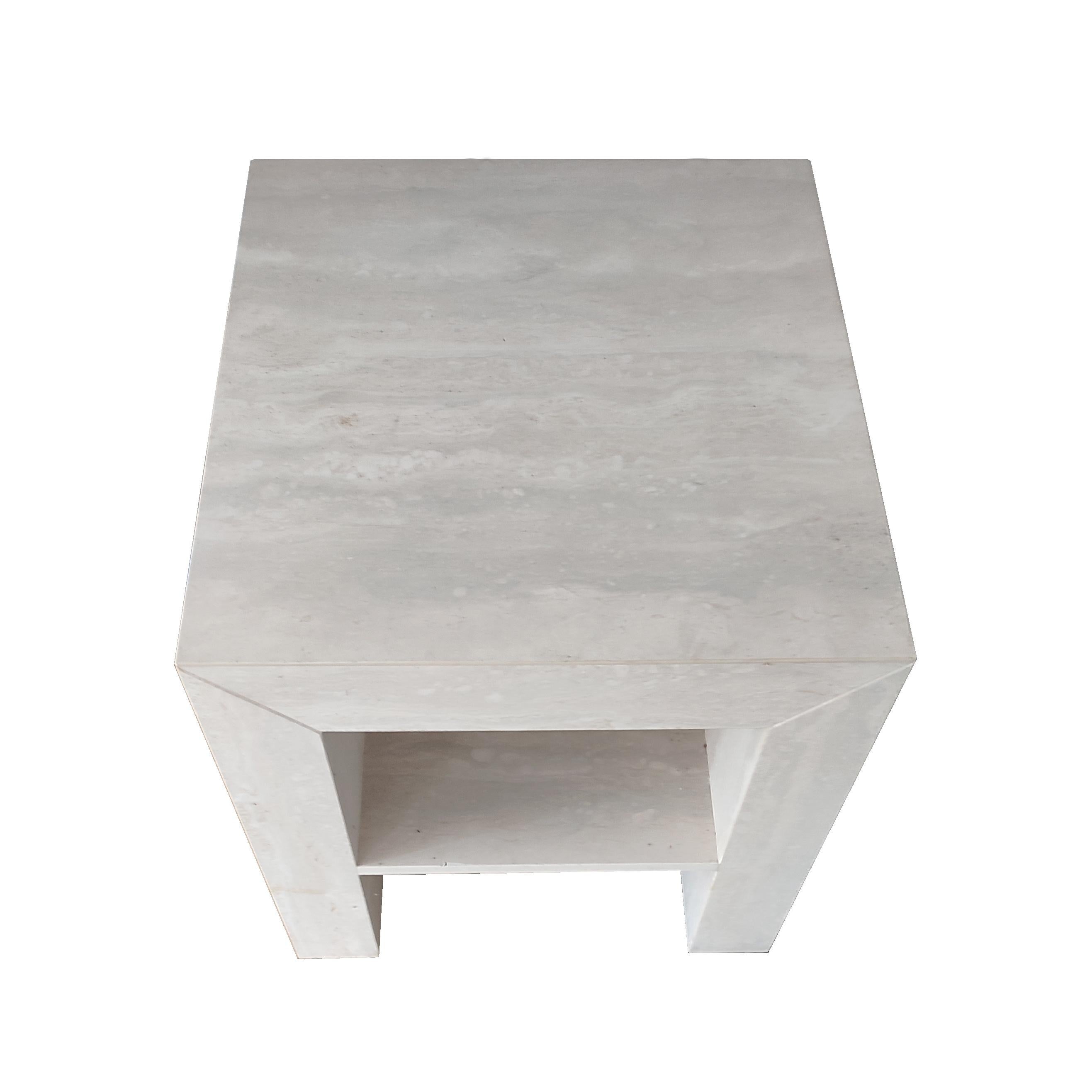 BAO Side Travertine Marble Design Table by Meddel Spain Joaquín Moll En stock
Cette table d'appoint design en marbre travertin est une pièce régulière, au design simple et très fonctionnel. Sa structure présente un 