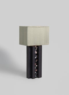 Lámpara de mesa Baoli mediana de latón y piedra semipreciosa, Viya by Vikram Goyal