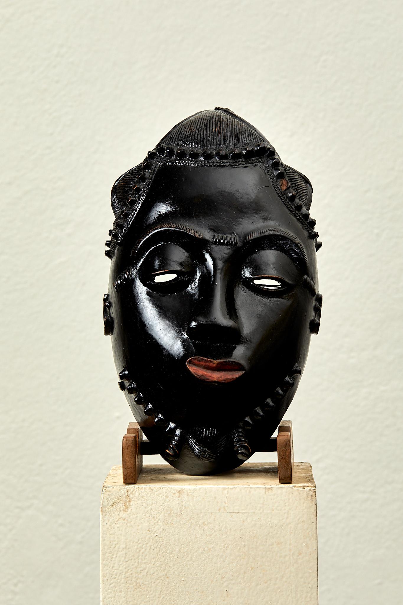 Baoulé-Porträtmaske,
geschnitztem Holz, Lack und Pigmenten,
um 1940, Afrika.
Höhe 29 cm, Breite 17 cm, Tiefe 14 cm.