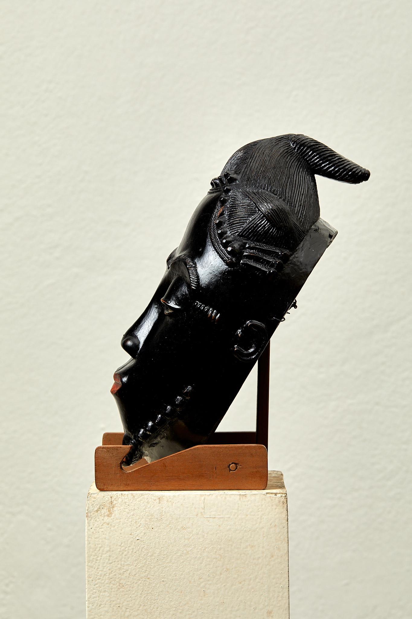Baoulé-Porträtmaske, geschnitztes Holz, Lack und Pigmente, um 1940, Afrika. (Moderne) im Angebot