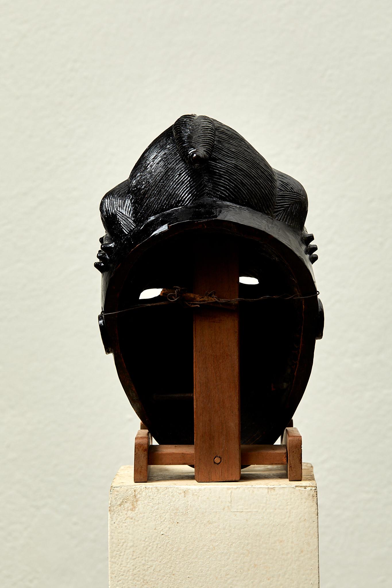 Baoulé-Porträtmaske, geschnitztes Holz, Lack und Pigmente, um 1940, Afrika. (Afrikanisch) im Angebot
