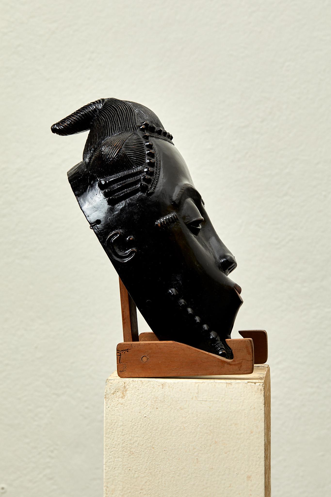 Baoulé-Porträtmaske, geschnitztes Holz, Lack und Pigmente, um 1940, Afrika. (Lackiert) im Angebot