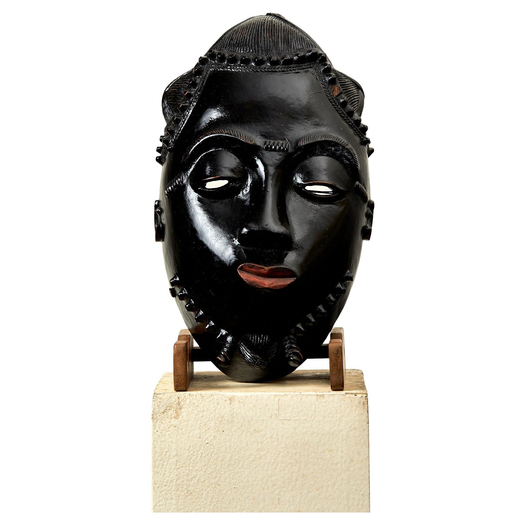 Máscara de retrato Baoulé, madera tallada, laca y pigmentos, hacia 1940, África.