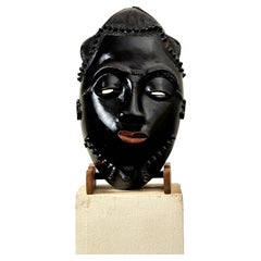Masque portrait Baoulé, Wood sculpté, laque et pigments, vers 1940, Afrique.