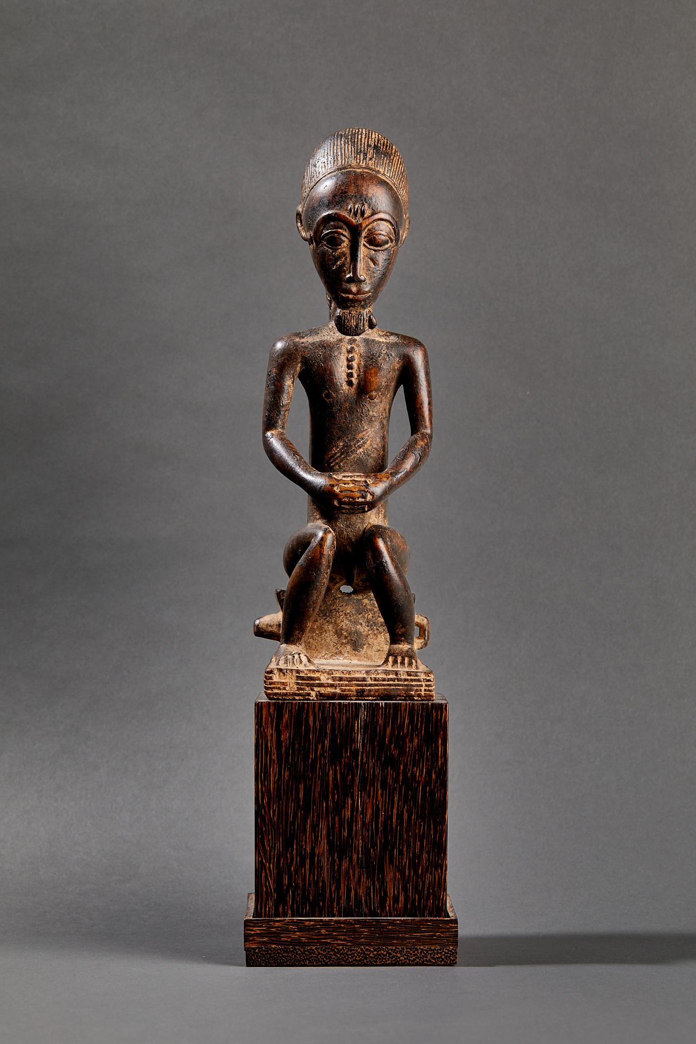 Baoulé Statue, Holz, CIRCA 1950, Côte d'Ivoire, Afrika.
Höhe: 31 cm.
Sehr schöne Baoulé-Statue von der Elfenbeinküste, die stellenweise mit einer natürlichen, erdigen Patina überzogen ist.
Es enthält Reste von Goldstaub und Mika.
Diese traditionelle