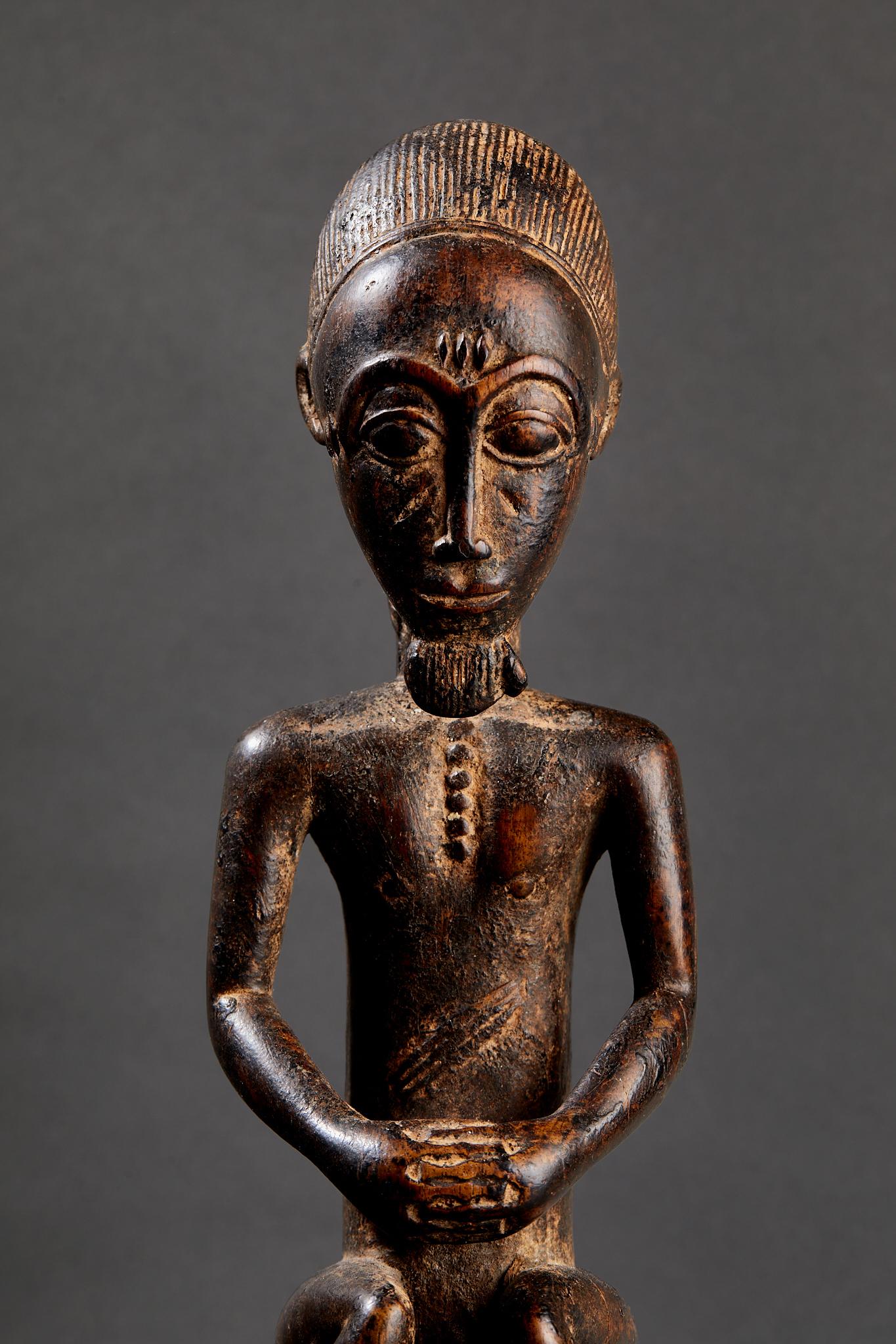 Baoulé Statue, Holz, CIRCA 1950, Côte d'Ivoire, Afrika. (Mitte des 20. Jahrhunderts) im Angebot