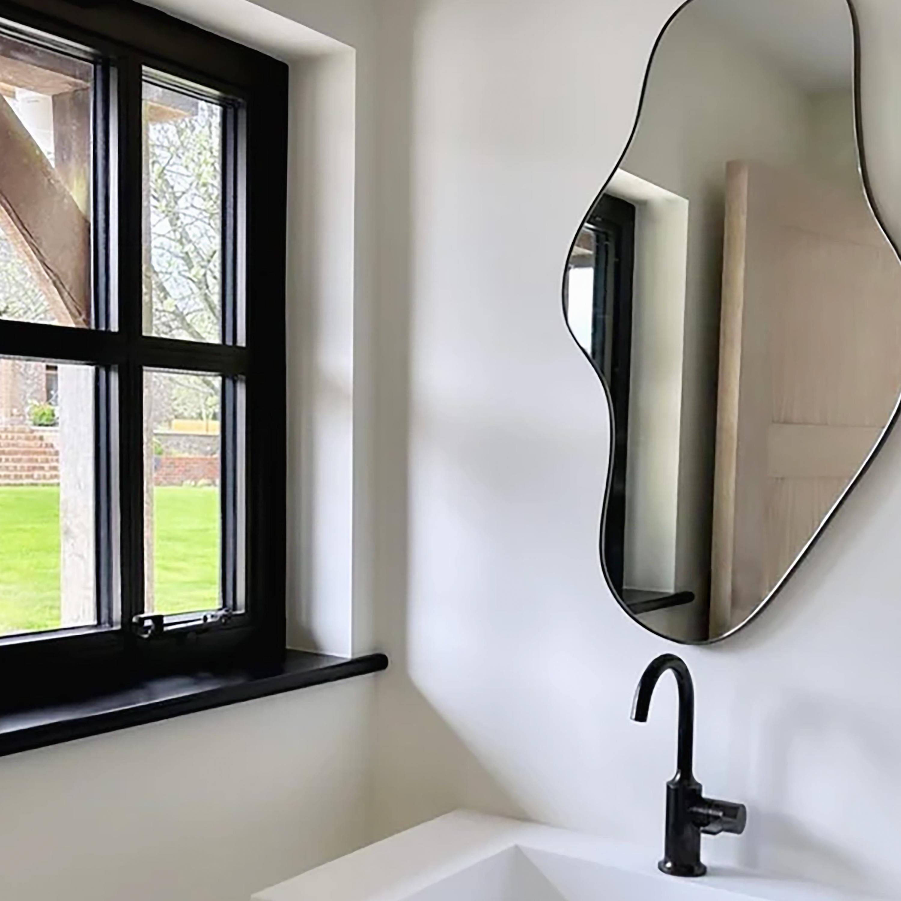 Miroir Bapa™ de forme libre organique, ludique et moderne, avec un cadre en laiton massif patiné bronze. Conçu et fabriqué à Londres. Ce miroir est entièrement personnalisable.

Nos miroirs sont conçus avec un système intégré de tasseaux français