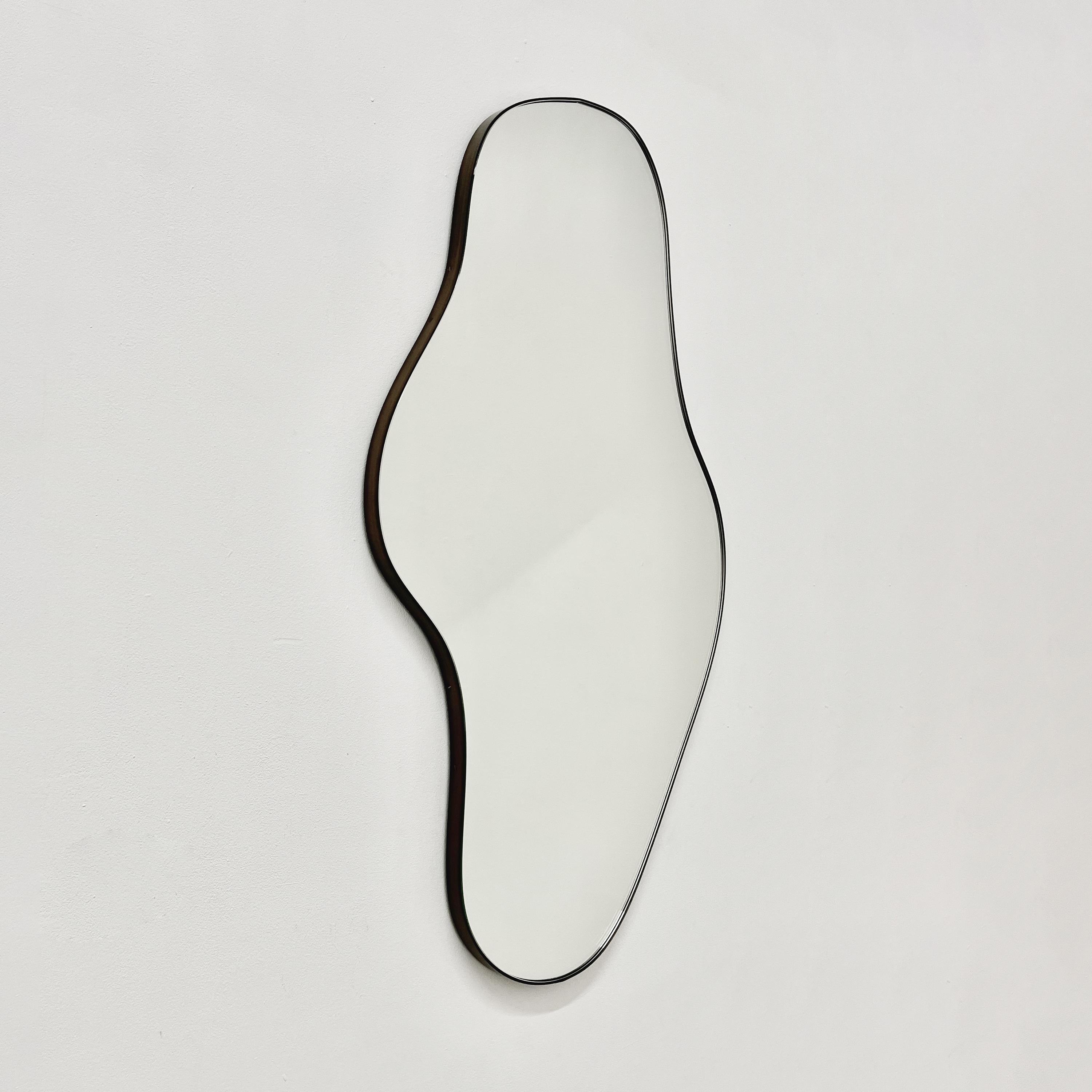 Organique Bapa Miroir organique moderne de forme libre avec cadre en laiton patiné bronze en vente