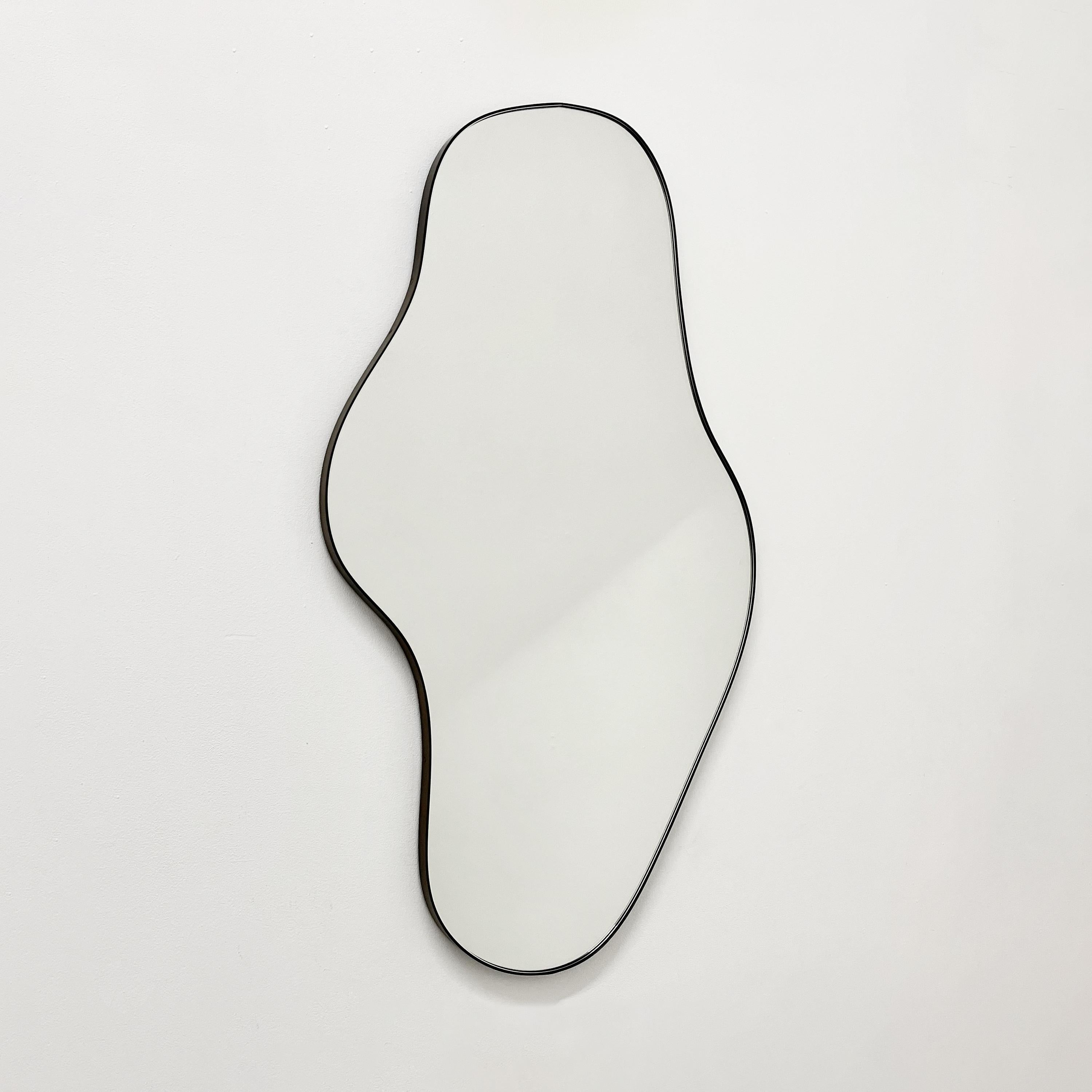 Bapa Miroir organique moderne de forme libre avec cadre en laiton patiné bronze Neuf - En vente à London, GB