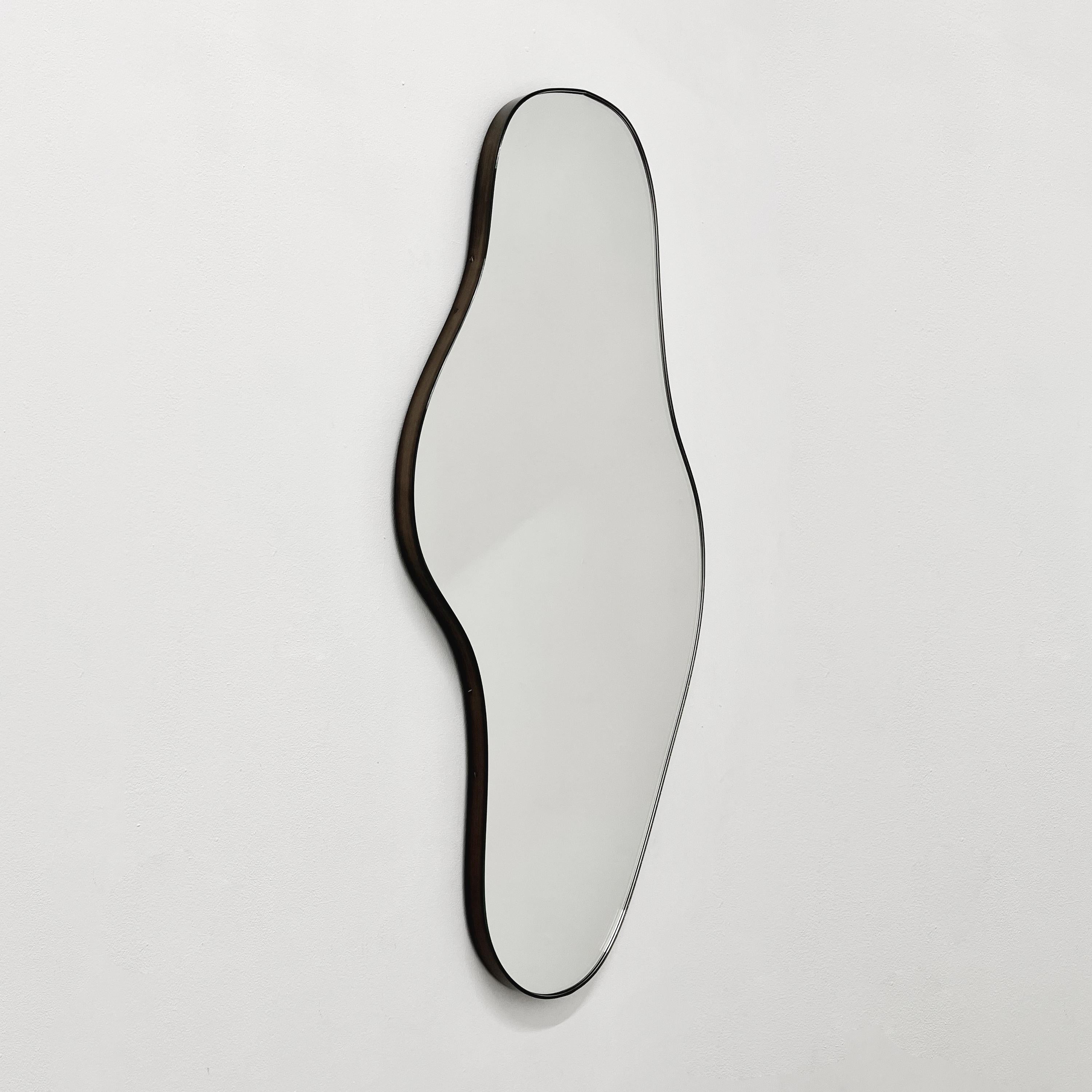 Laiton Bapa Miroir organique moderne de forme libre avec cadre en laiton patiné bronze en vente