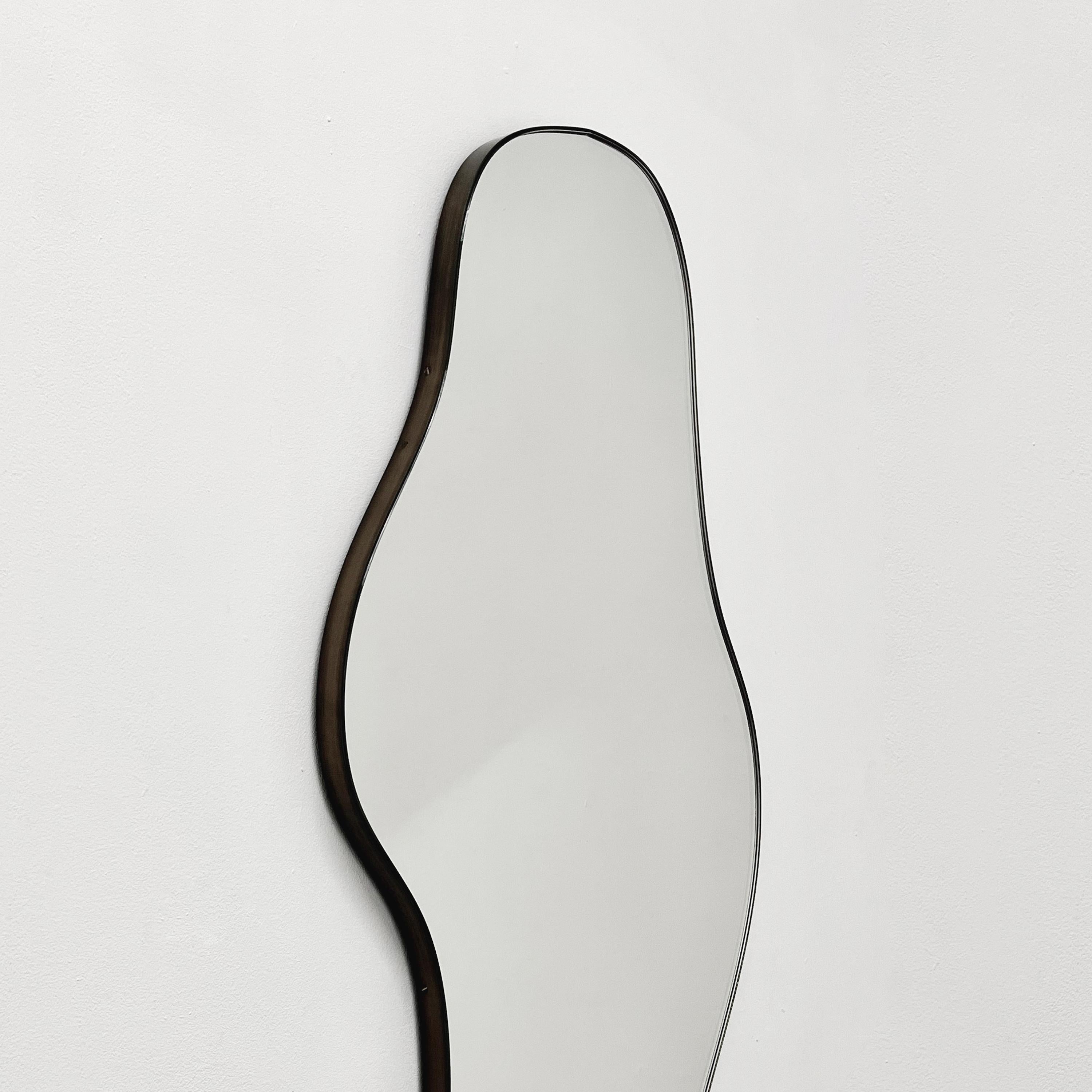 XXIe siècle et contemporain Bapa Miroir organique moderne de forme libre avec cadre en laiton patiné bronze en vente