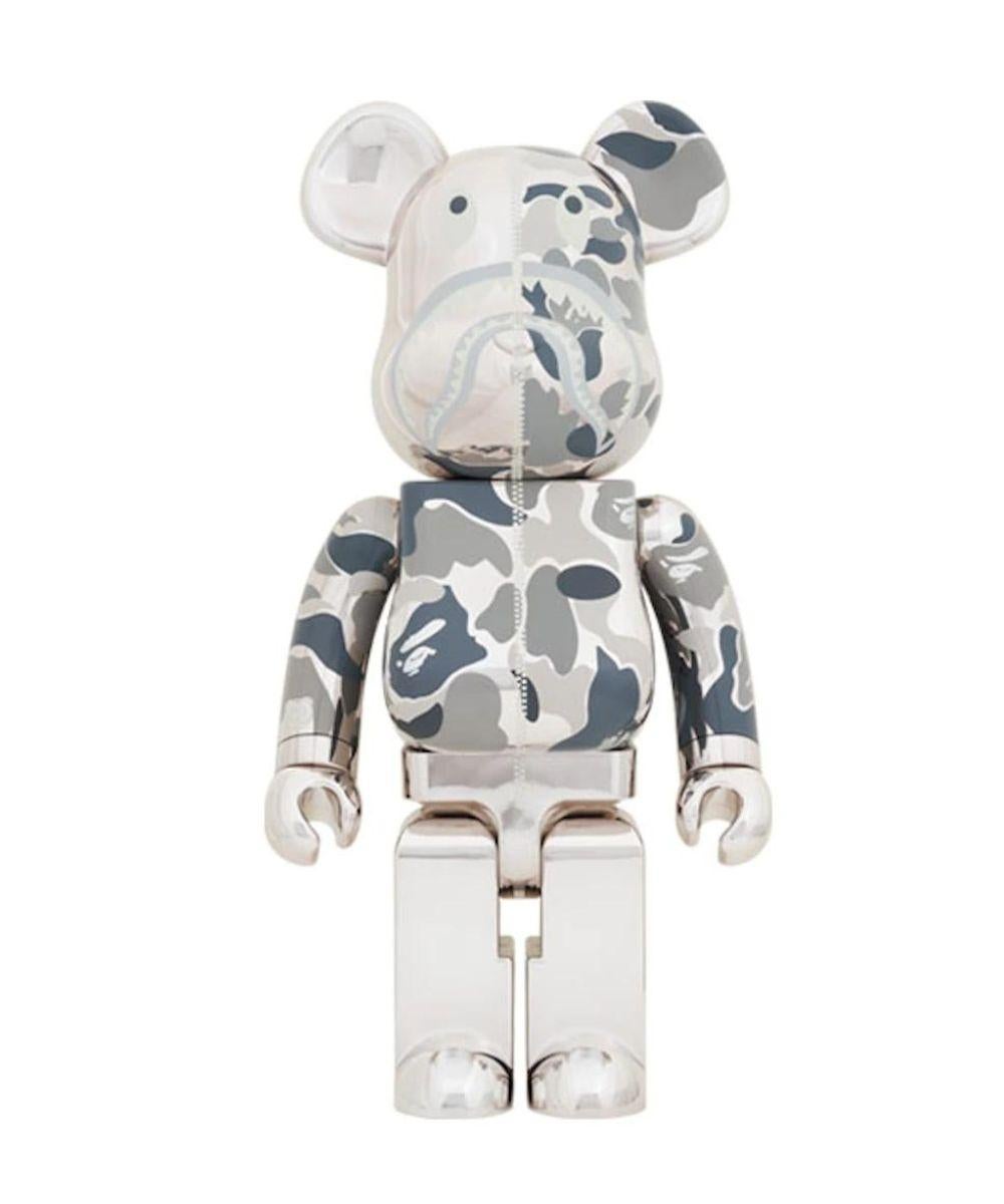 1000%  Bearbrick x BAPE Camo Shark (lot de 2) - Art urbain Sculpture par Bape