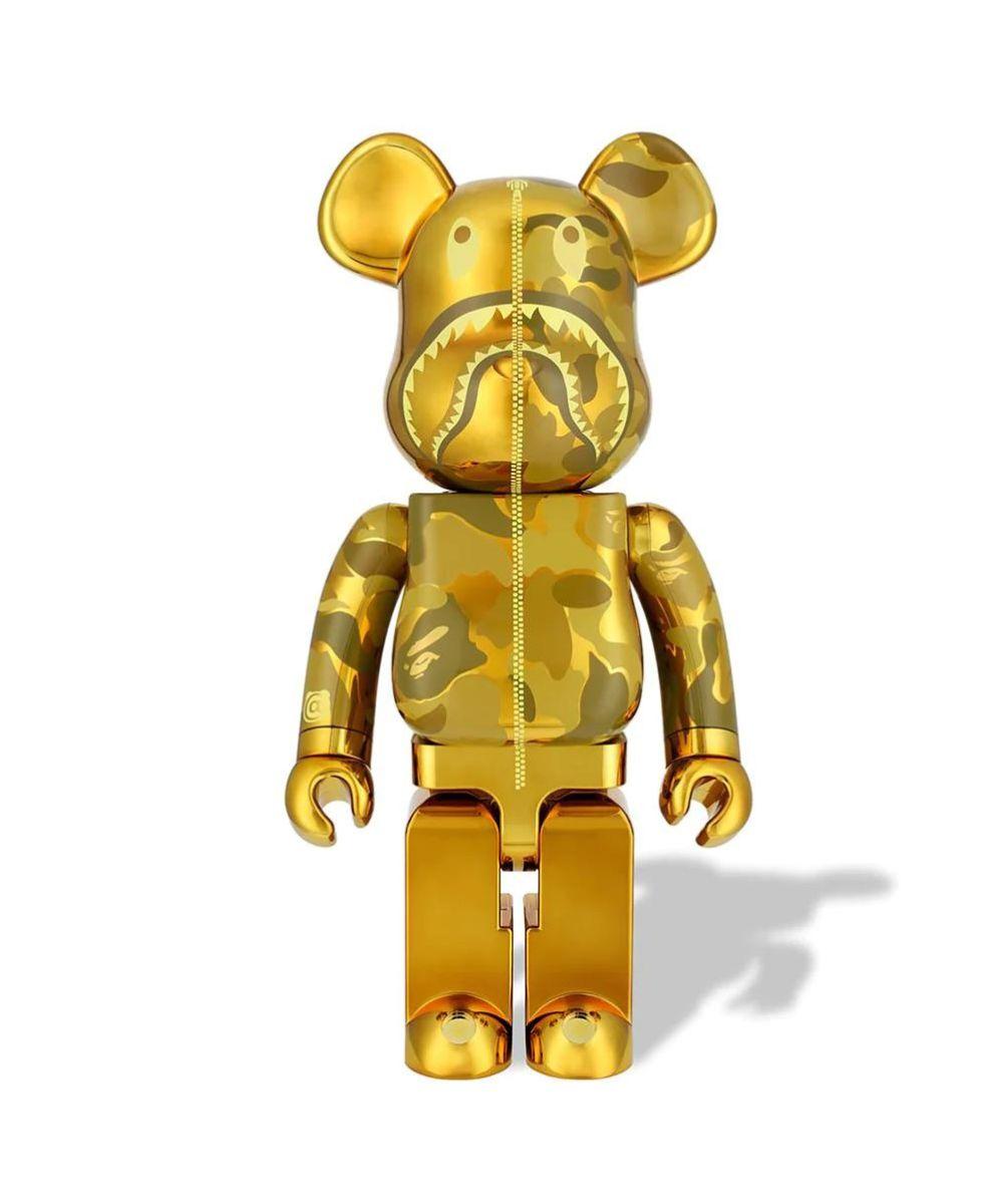 A BATHING APE® s'est à nouveau associé à MEDICOM TOY pour lancer une collection capsule exclusive. Pour célébrer cette collaboration, un set spécial CAMO SHARK de 2 Bearbricks 1000%. Or et argent. 
Boîte d'origine 