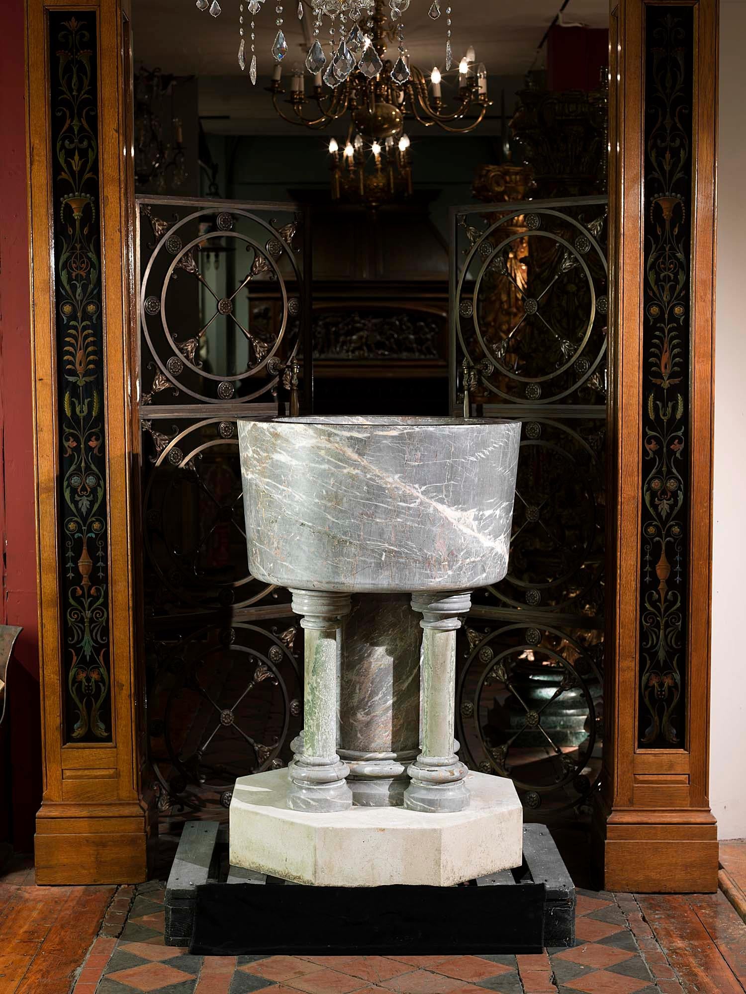 Marbre Font baptismal en marbre Ashburton en vente