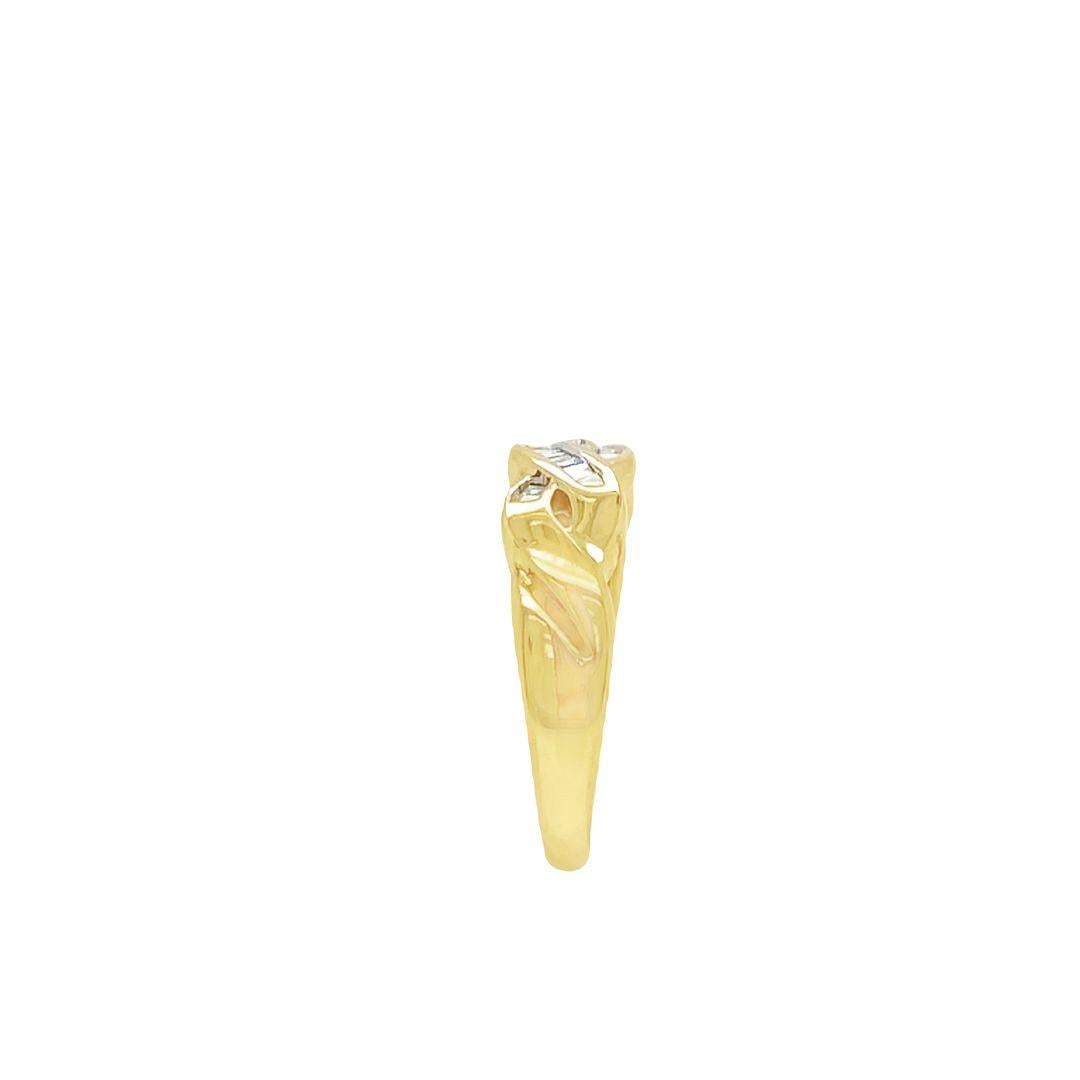 Baquette Diamant-Twist-Ring aus 10 Karat Gelbgold (Baguetteschliff) im Angebot