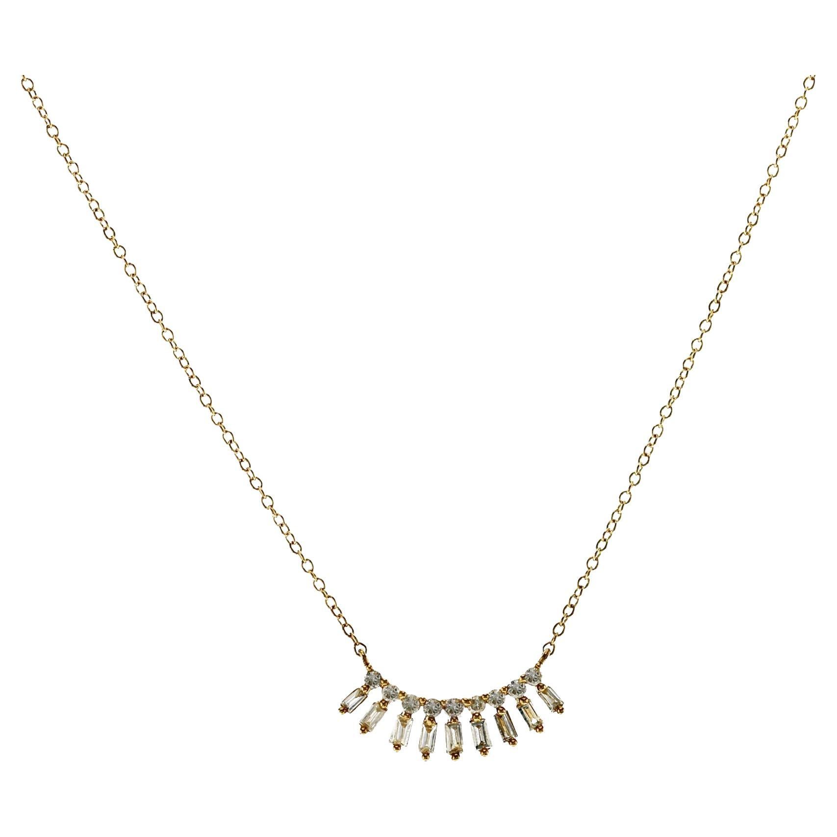Bar 0.21 CT Baguette e diamanti rotondi in oro giallo 14K - Collana da 16" in vendita