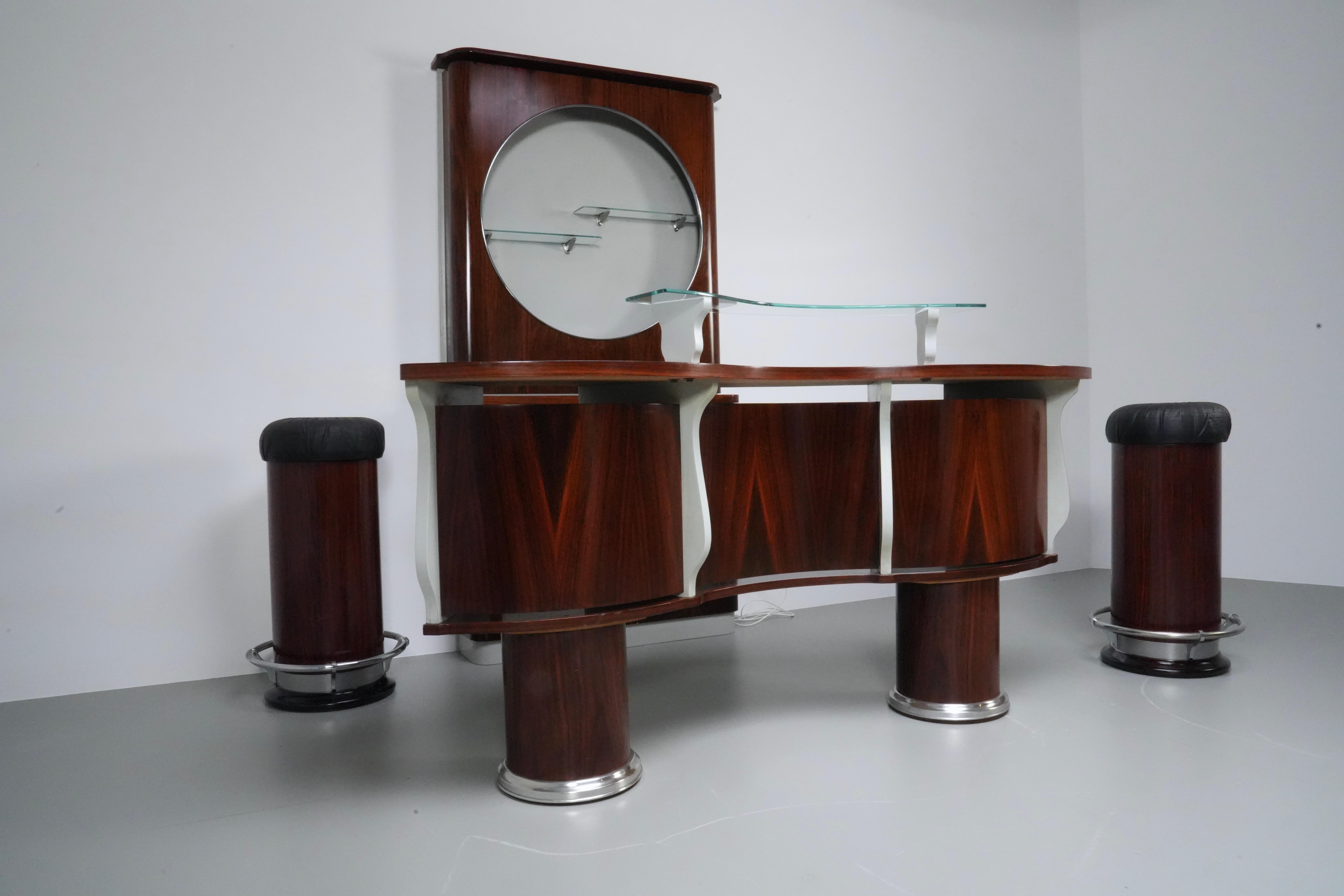  Bar- and Serving Cabinet and two Stools in Rosewood and Glass, Italy, 1960 In Good Condition In Amsterdam, NL