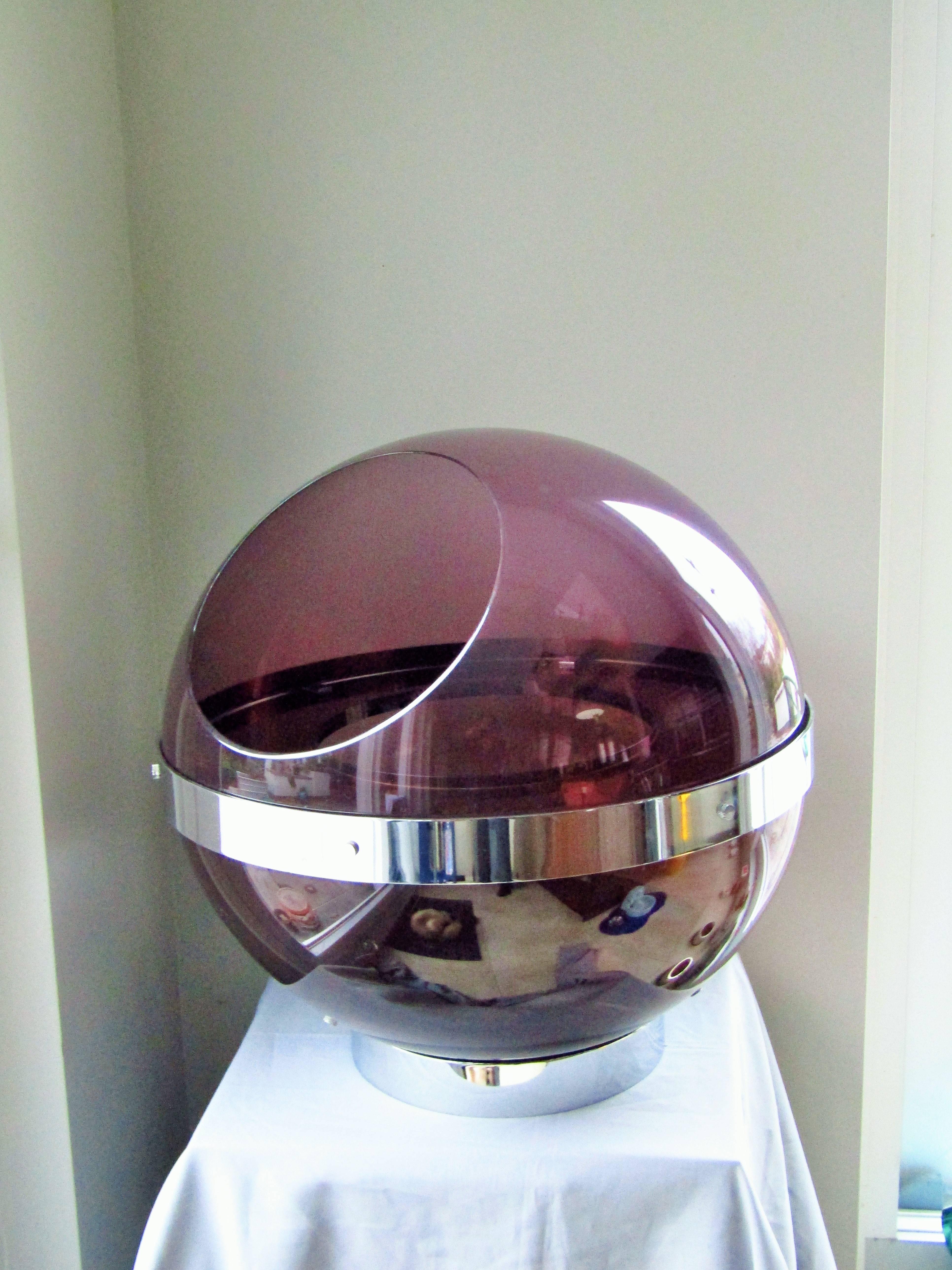 Boris Tabacoff 'Sphere' bar Edition 'Mobilier Modulaire Moderne', 1971. Smoked amethyst colored acrylic glass shell. Chromed flat steel base. Good vintage condition.

 