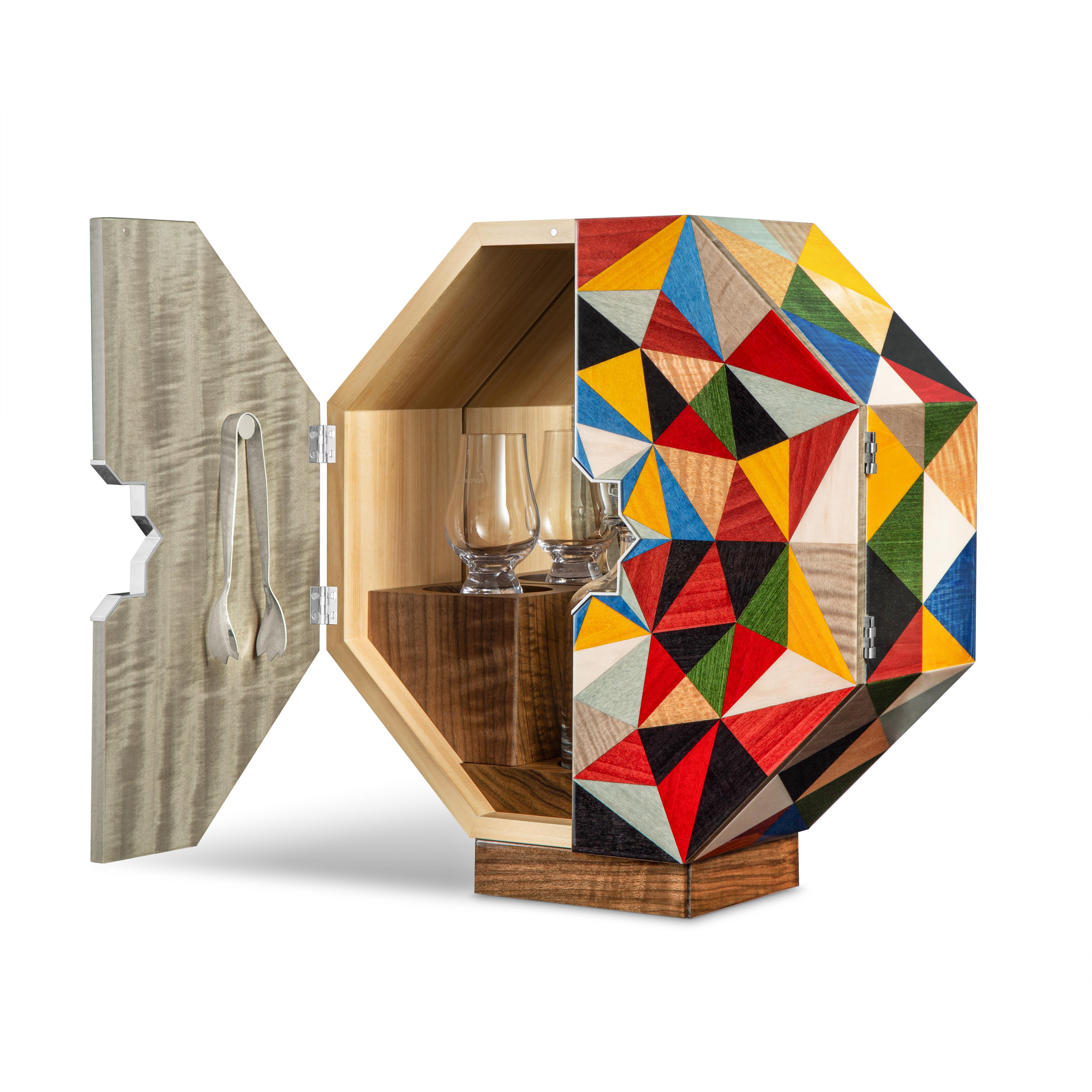 Bar Box Cabinet with exotic hand-laid marquetry in gloss lacquer In New Condition For Sale In London, GB