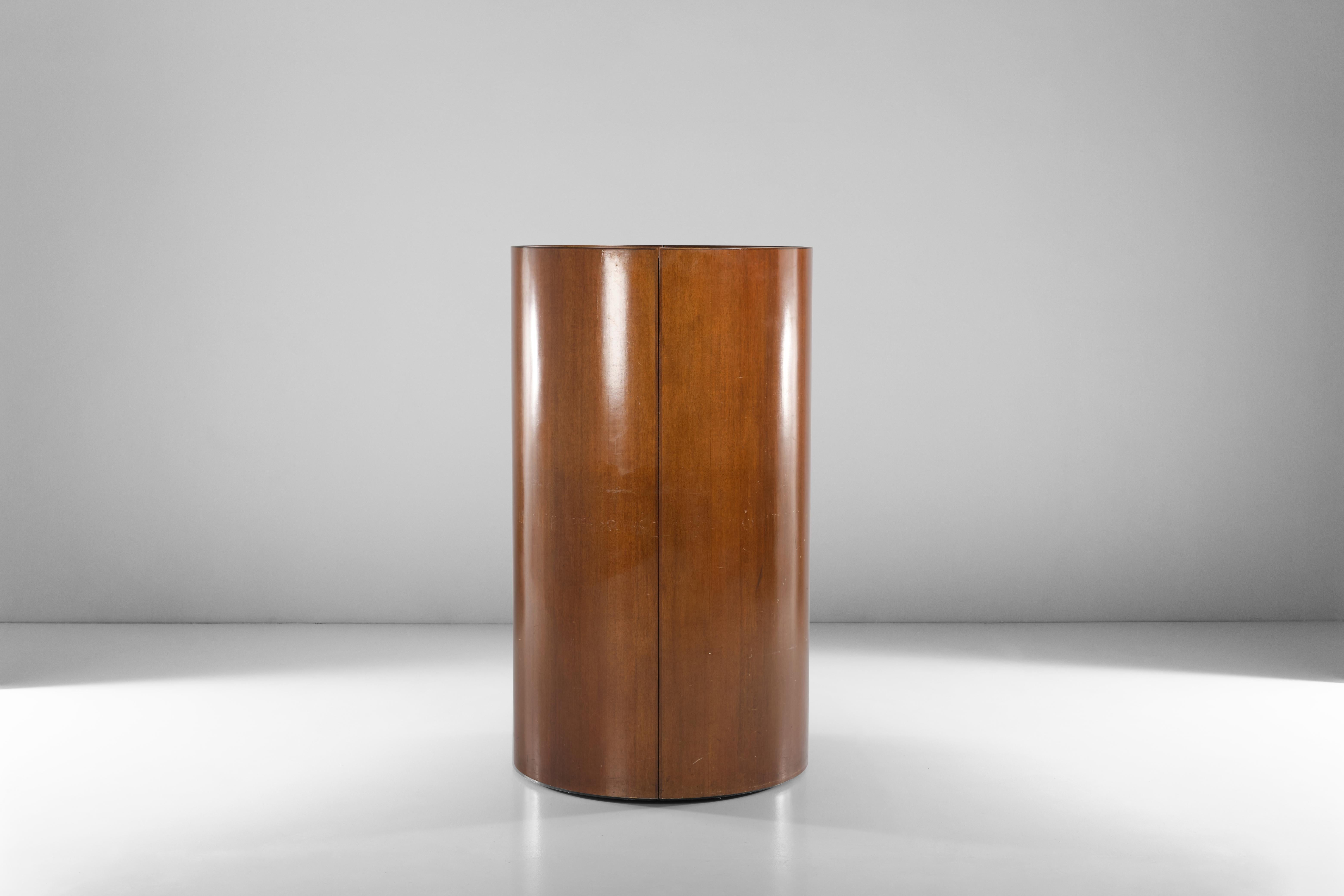 This amazing bar cabinet - attributed to Nani Prina - is made out of a wooden body and concived to be functional and perfect for everyday use: the closing mechanism allow to hide easily all the items stored maintaining its decorative side.
Perfect