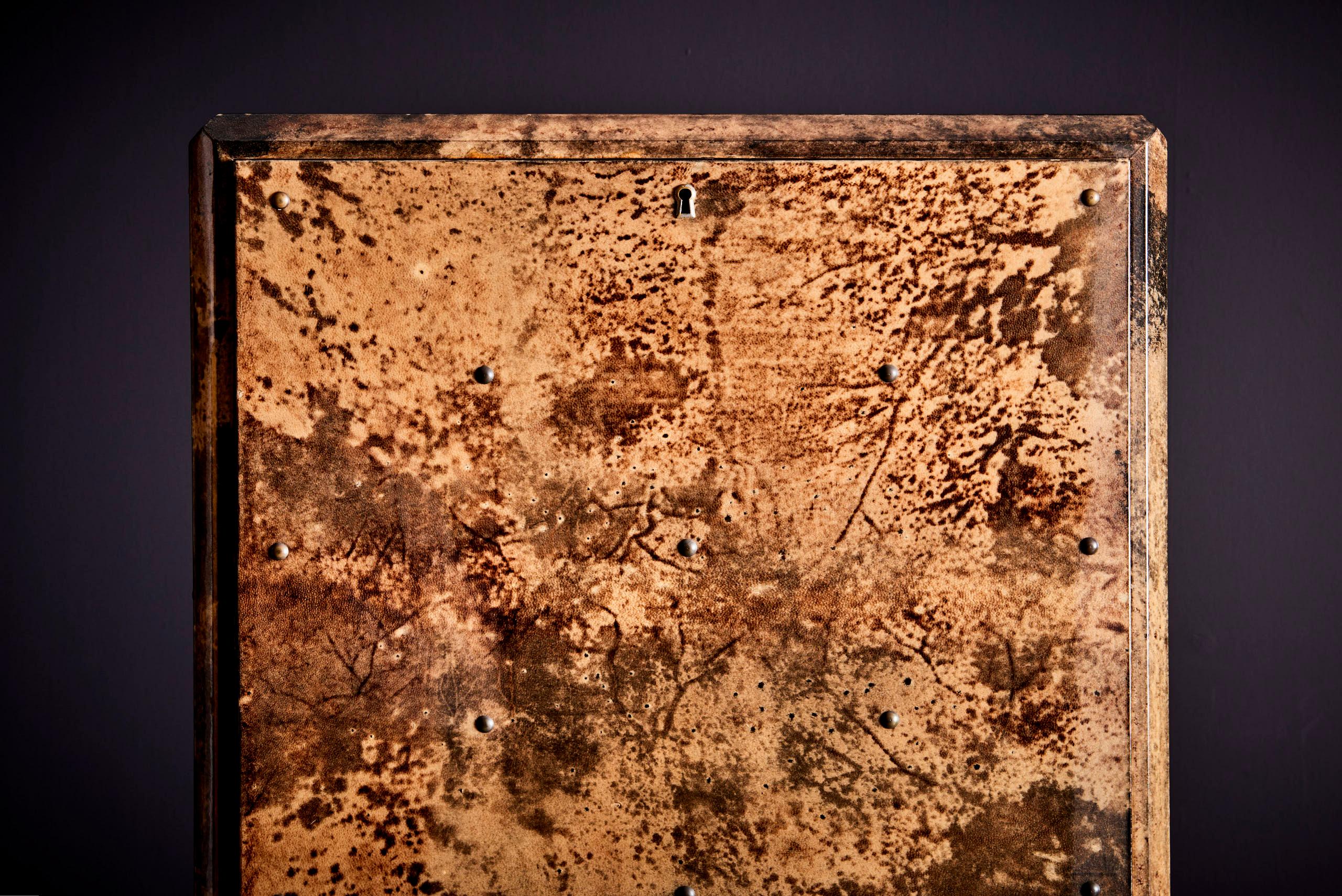 Mobile bar di Aldo Tura, risalente al metà del secolo scorso. Realizzato in legno con pelle di capra laccata. All'interno troviamo uno scomparto illuminato a specchio per riporre bottiglie e bicchieri. Buone condizioni. Il mobile ha ancora