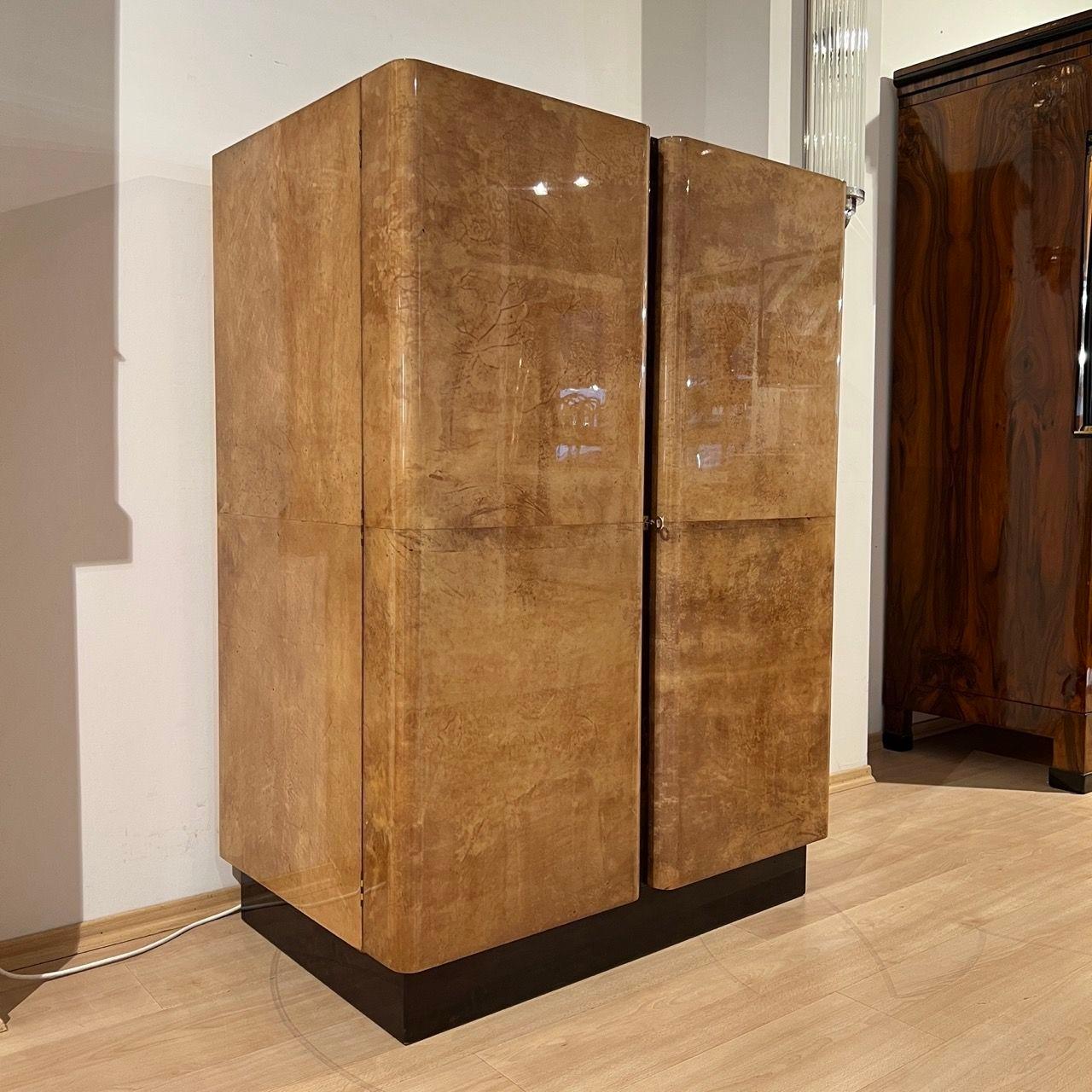 Wunderschöner moderner italienischer Barschrank von Aldo Tura, um 1970.
Bezogen mit hellbraunem Ziegenleder (Pergamentleder) und hochglanzlackiert. An der Basis und dem Zwischenstreifen ist das Leder dunkelbraun gefärbt und lackiert.
Zwei große