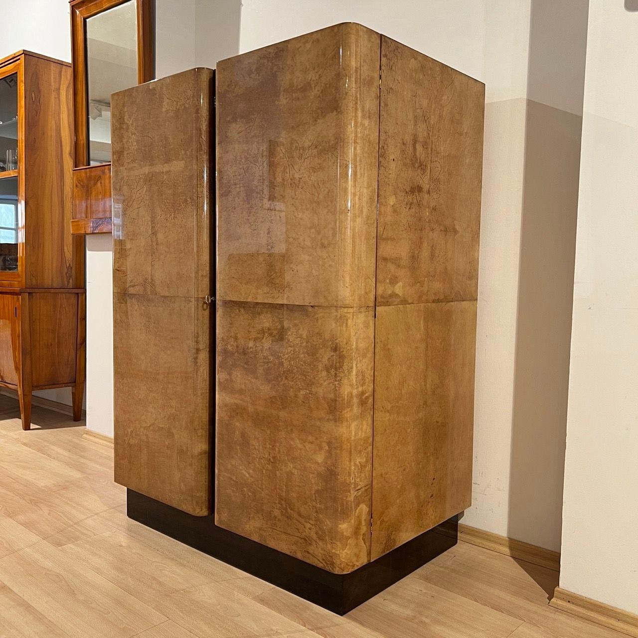 Barschrank von Aldo Tura, Pergament, Lack, Verspiegelt, Italien um 1970 (Italienisch)