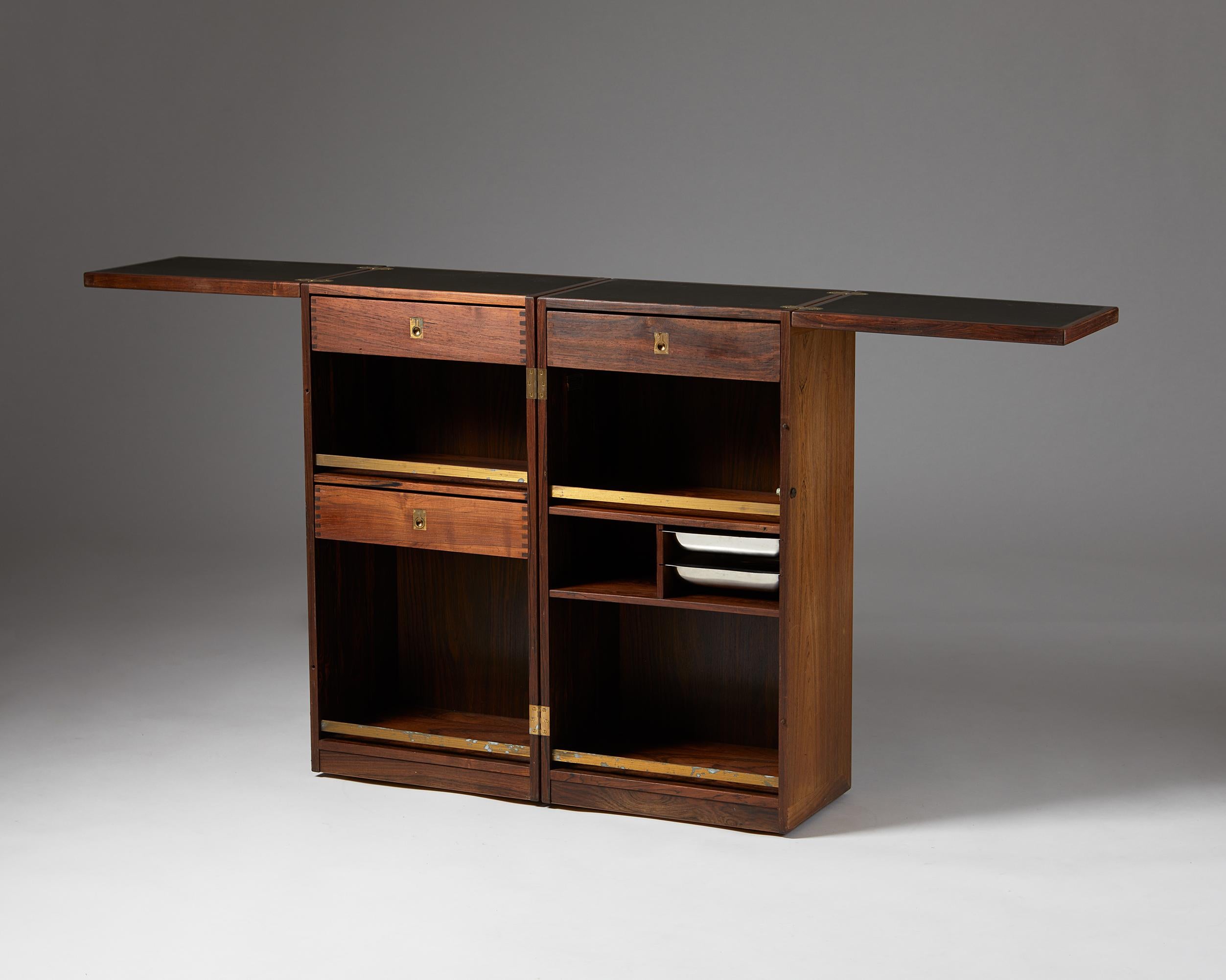 Bar cabinet ‘Captain’s bar’, anonymous for Dyrlund,
Denmark. 1960s.
Rosewood and brass.

Stamped.

The rosewood 