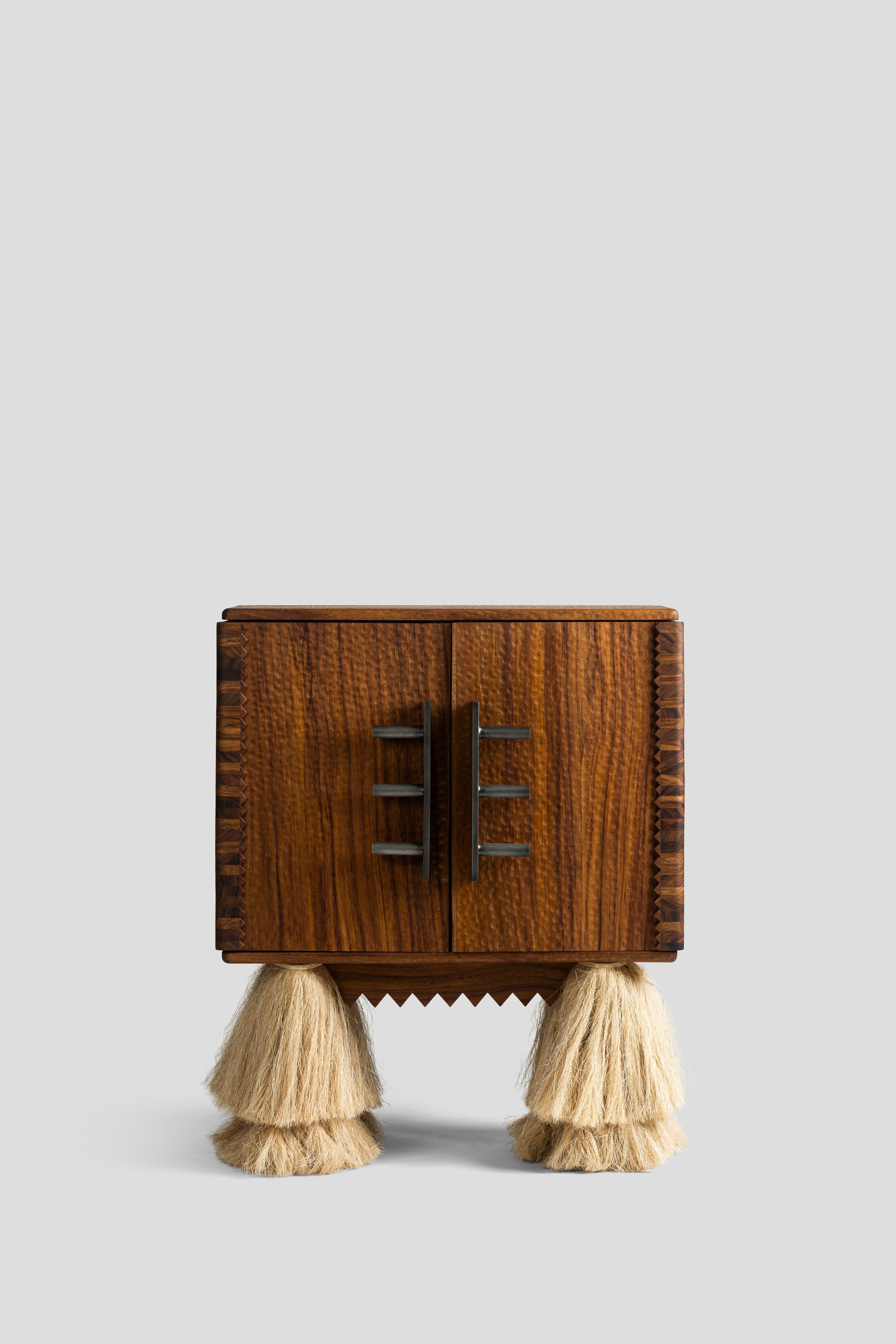 Mobile bar Carmen di Comité de Proyectos
Dimensioni: grande: L. 45 x P. 90 x H. 110 cm 
Materiali: Legno di Huanacaxaxtle, fibra di Sisal, acciaio, vimini, specchio, pelle.

Siamo uno studio di interior e furniture design fondato nel 2014 da Andrea