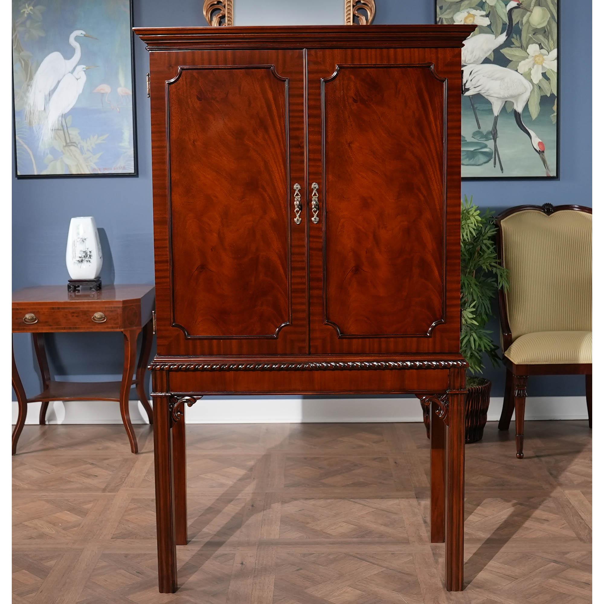 Idéal pour les réceptions, le meuble bar offre de nombreux rangements tout en occupant peu d'espace mural. Les deux belles portes sont montées sur des charnières pivotantes et l'armoire à miroir derrière les portes offre un grand espace de rangement
