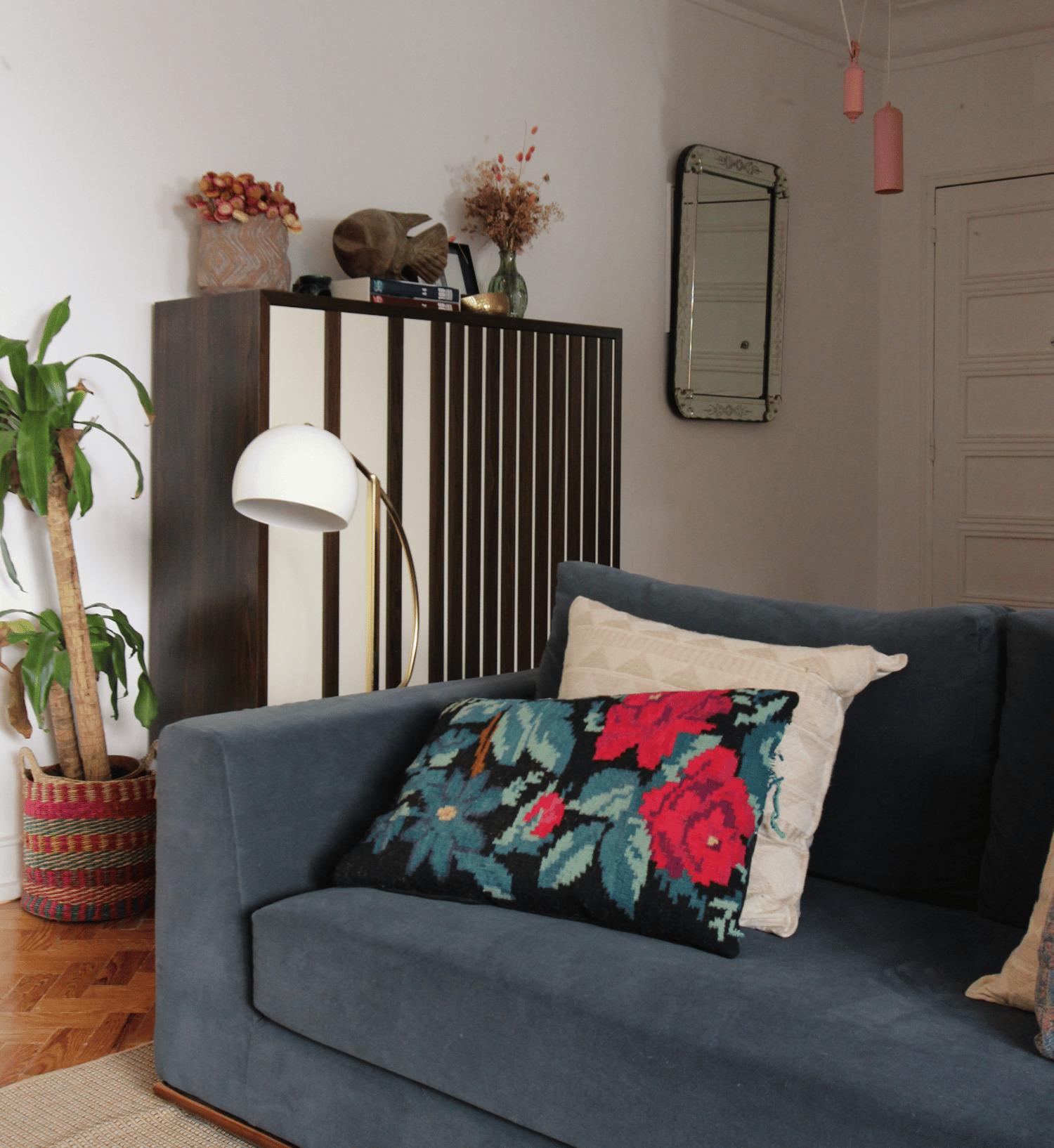 Laqué Meuble de bar Go en bois de noyer naturel et détails en fleurs laquées en vente