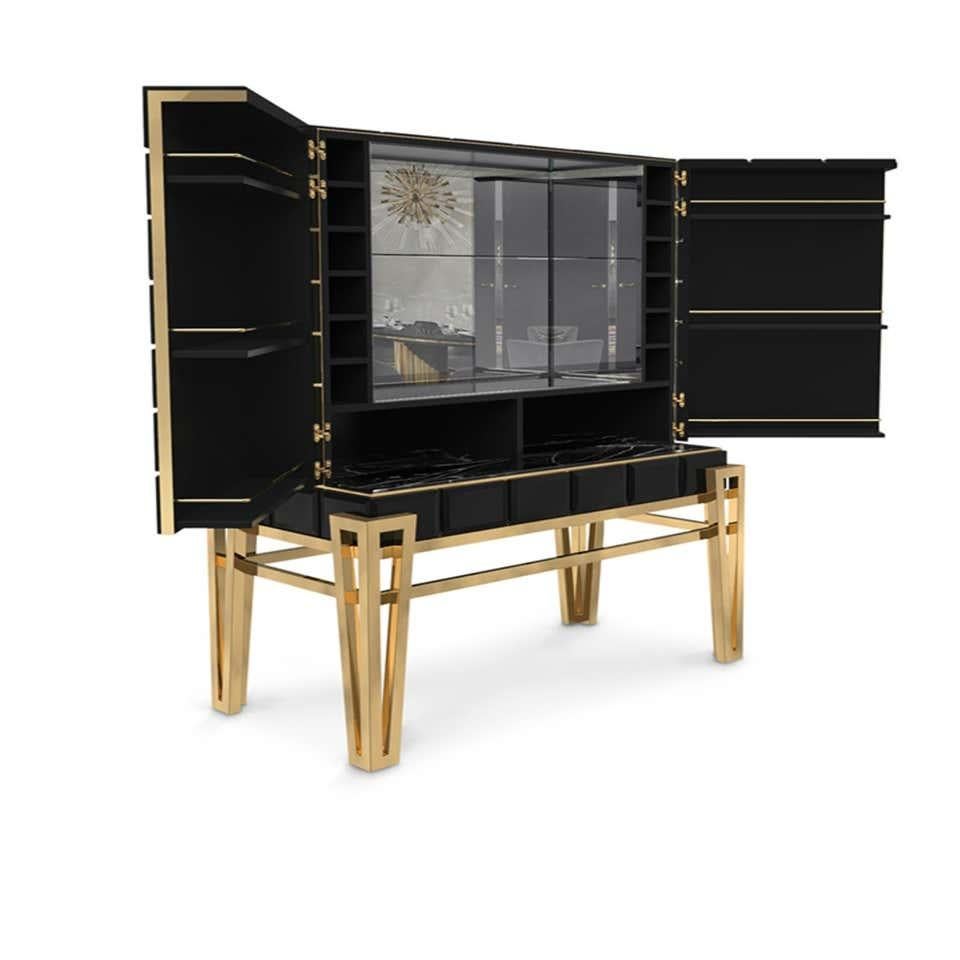 Bar cabinet in brass and wood
Measures: Height 61.03 in. (155 cm)
Width 45.67 in. (116 cm)
Depth 22.84 in. (58 cm)
Estimated production time: 9-10 weeks
Brass, wood, marble, glass and mirror.

Inspired by the geometric Nubian pyramids, the Bar