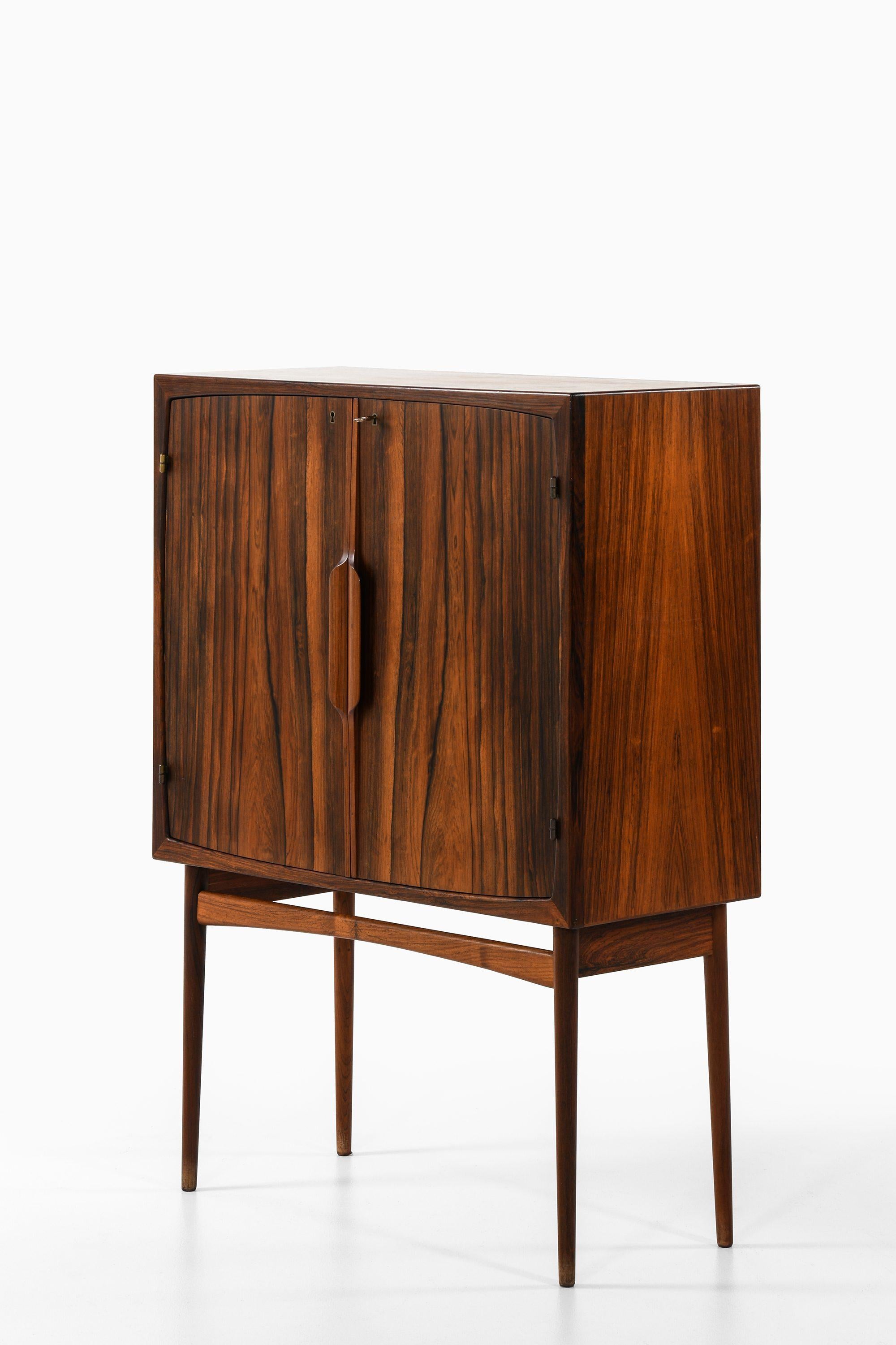 Mobile bar in palissandro scuro, vetro e acciaio di Torbjørn Afdal, anni '60

Informazioni aggiuntive:
Materiale: Palissandro, vetro e acciaio
Stile: Metà secolo, Scandinavo
Raro mobile da bar modello Bacchus
Prodotto da Mellemstrands Møbelfabrik in