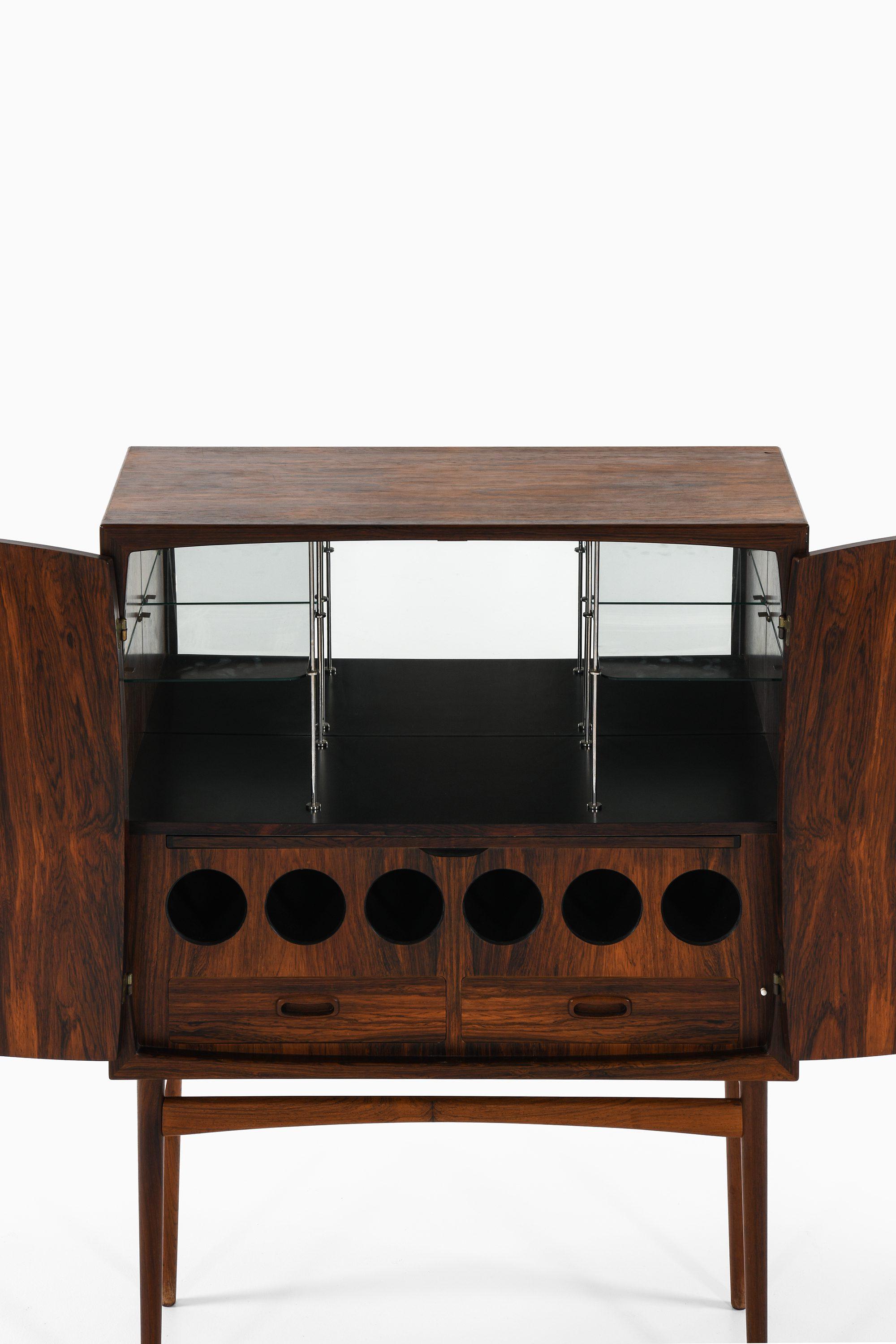 Mobile bar in palissandro scuro, vetro e acciaio di Torbjørn Afdal, anni '60 in vendita 1