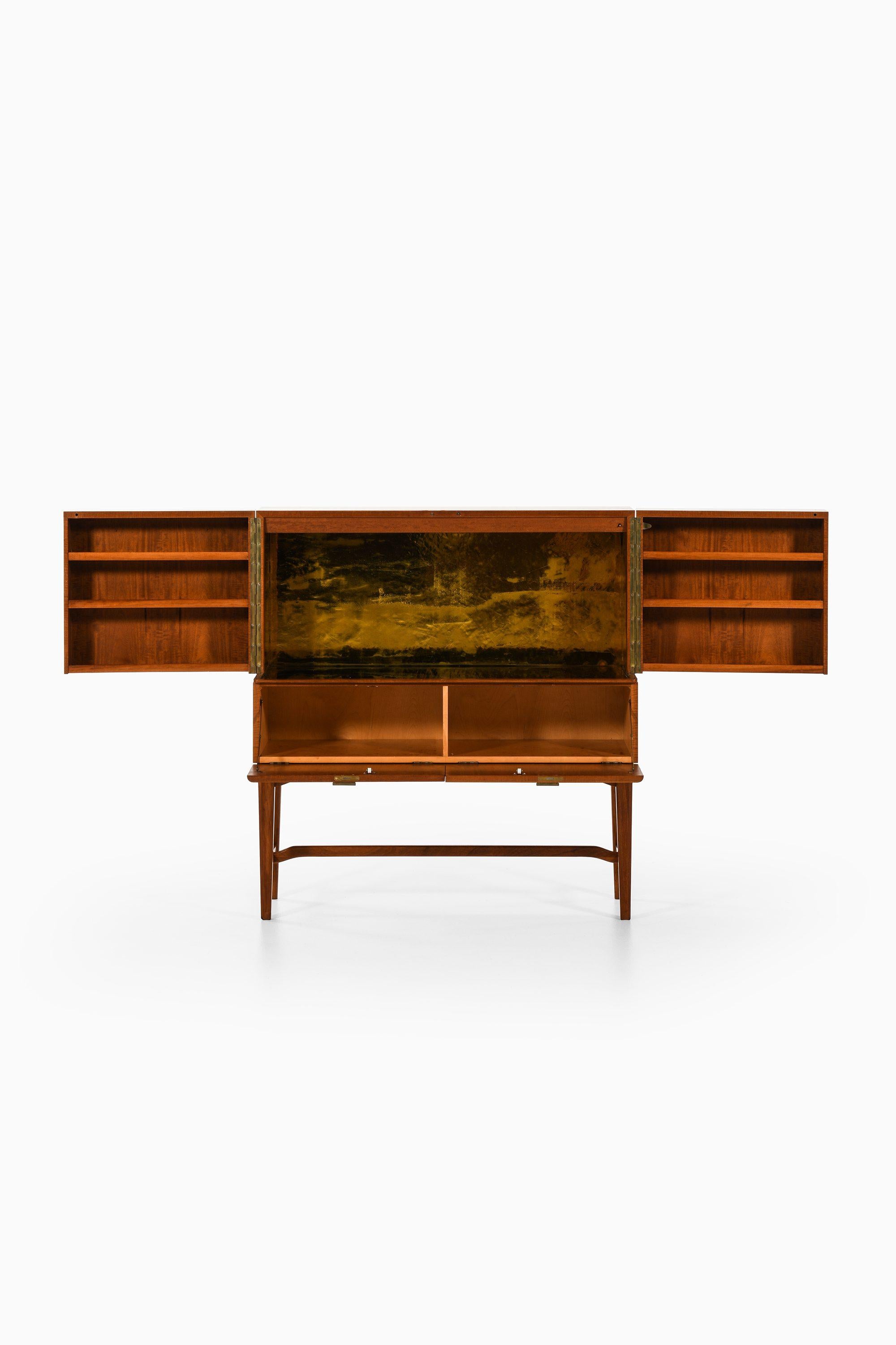 Scandinavo moderno Mobile bar in olmo e ottone attribuito a Carl-Axel Acking, anni '40 in vendita