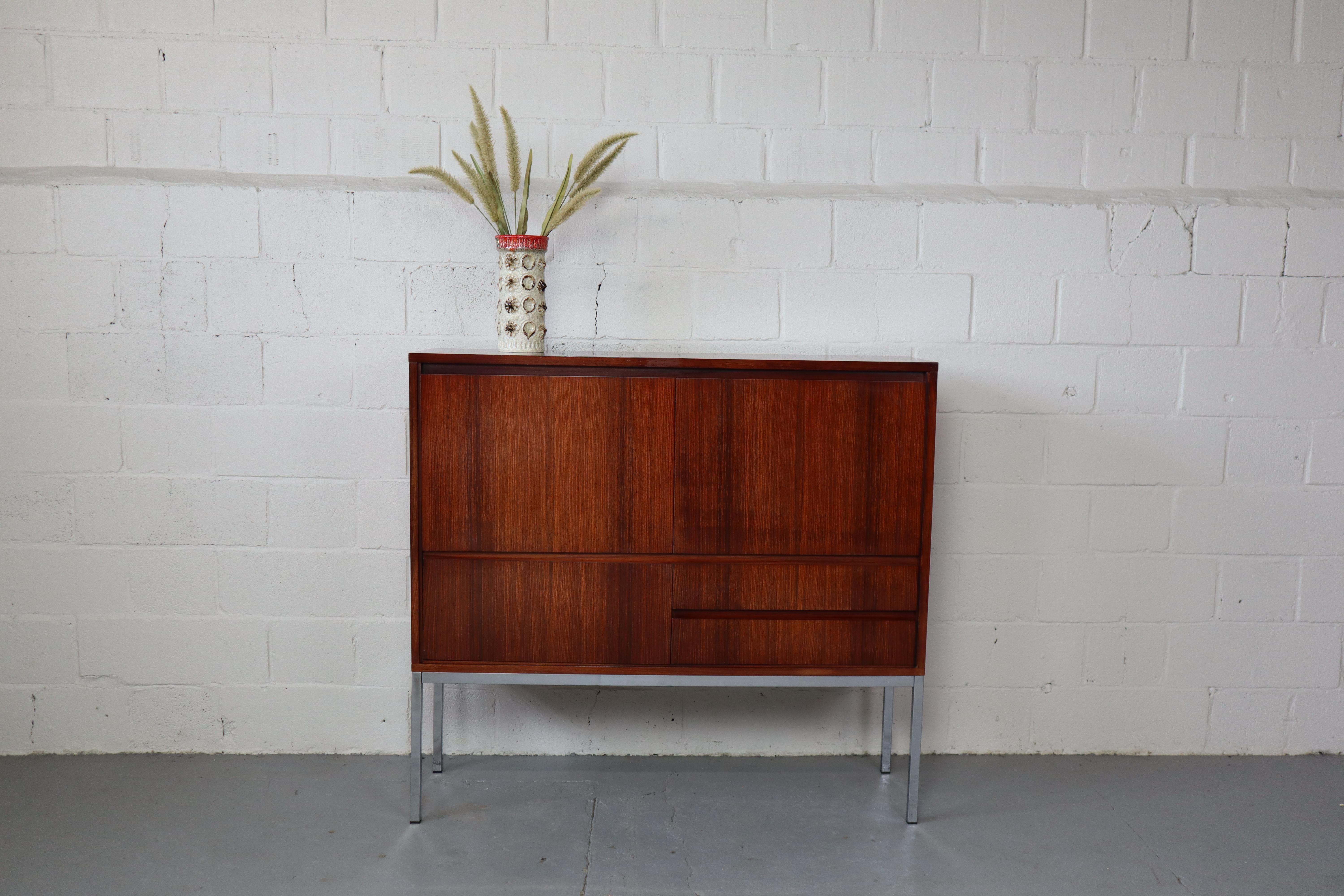 Meuble de bar minimaliste en palissandre indien produit par 'Meubelfabriek Aurora' 1967.
Buffet et table également disponibles.
Avec la facture et le catalogue d'origine !

L'usine de meubles Aurora a été fondée en 1921. L'entreprise a notamment