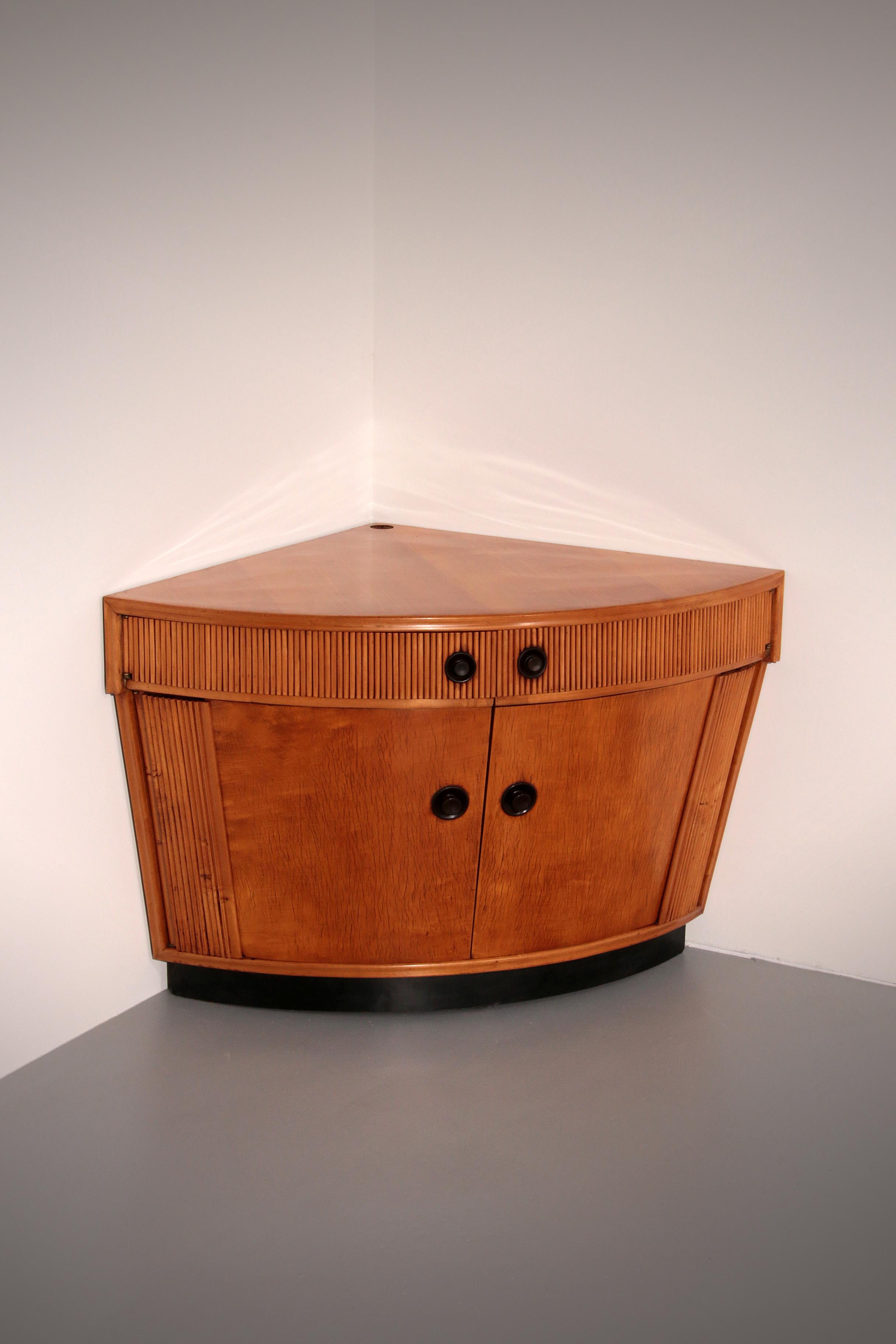 Mid-Century Modern Bar Cabinet in Light Wood attributed to Paolo Buffa, 1940s For Sale