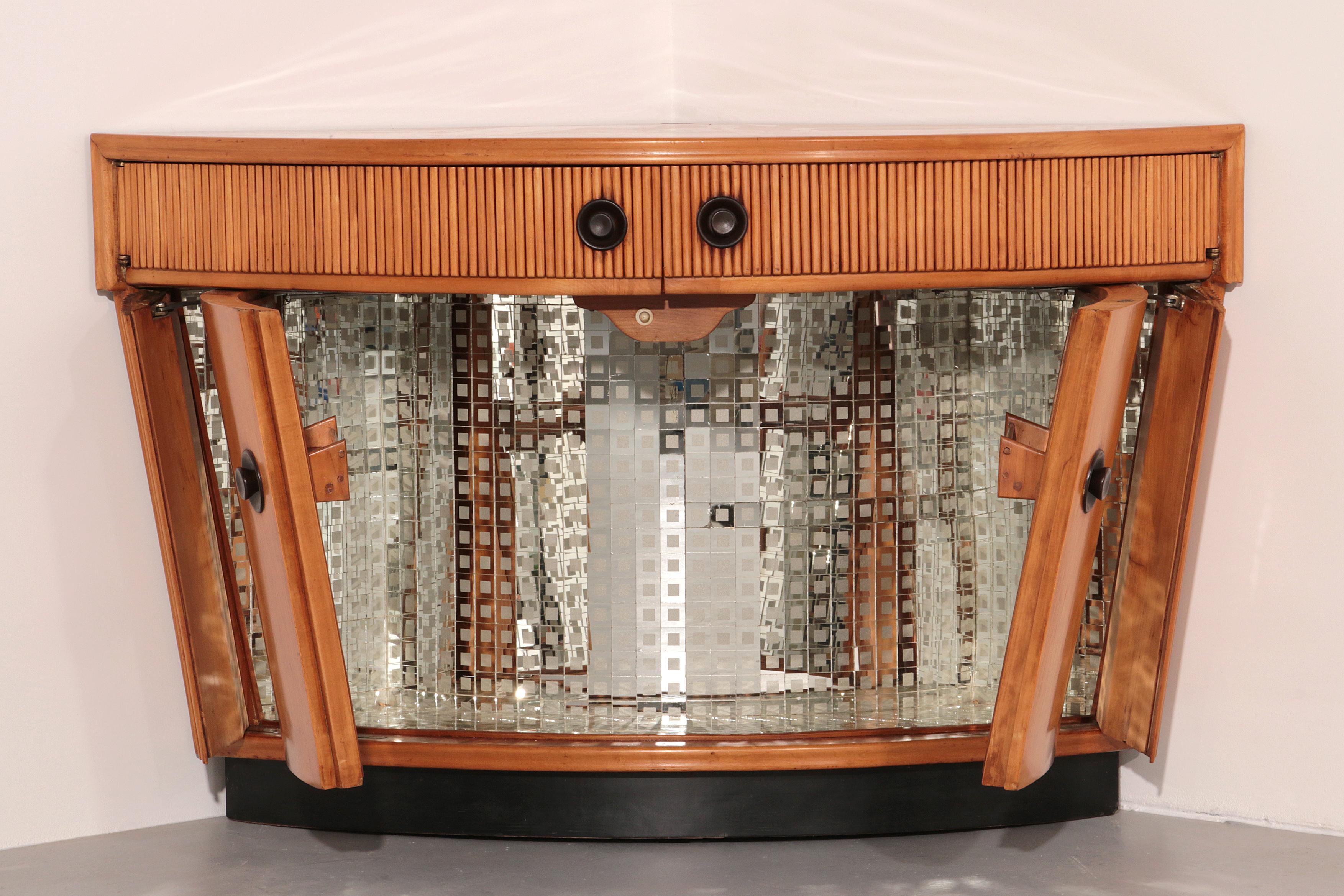 Bar Cabinet in Light Wood attributed to Paolo Buffa, 1940s In Good Condition For Sale In Oirlo, LI
