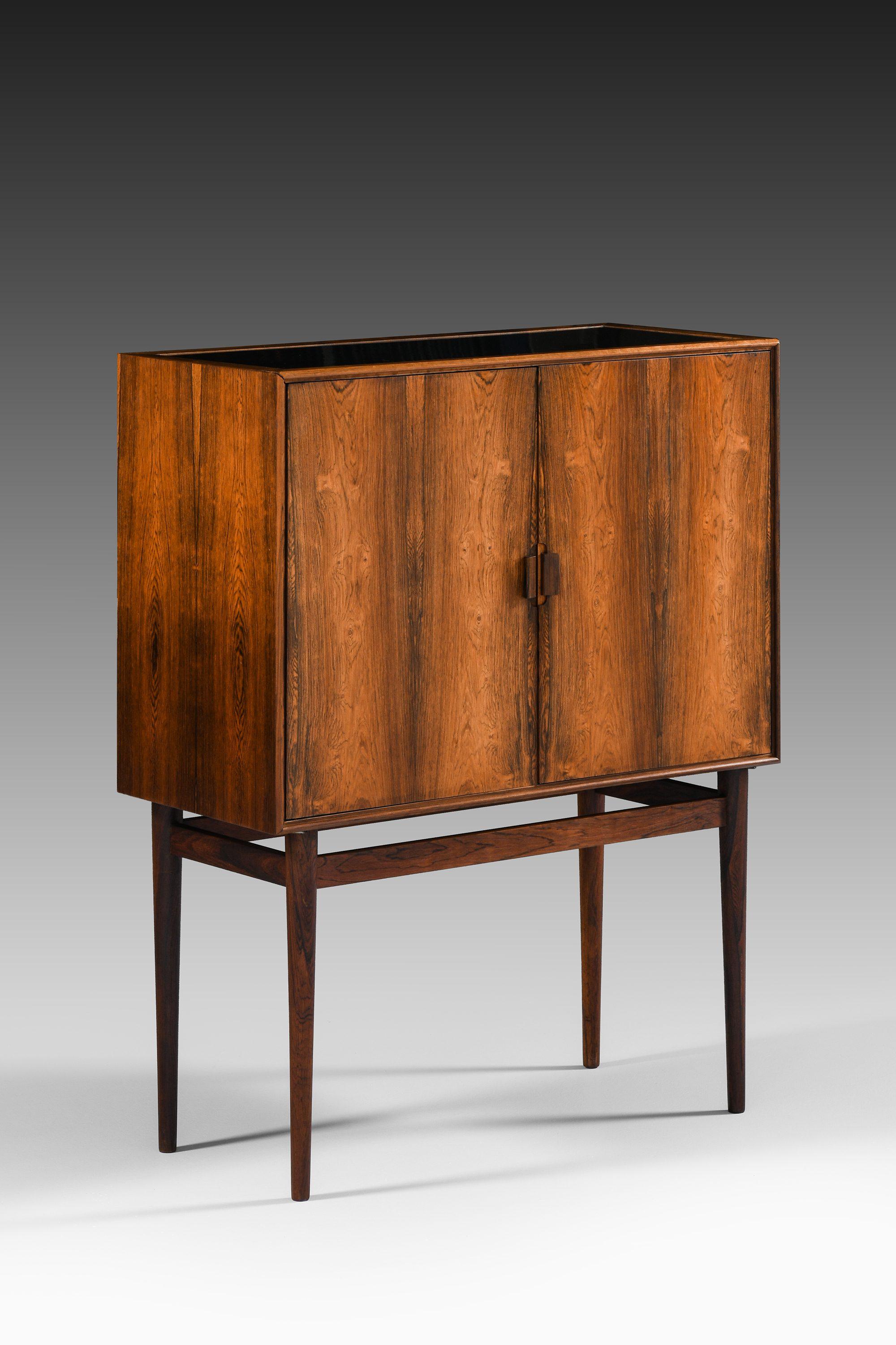 Meuble de bar en bois de rose, formica noire de Helge Vestergaard Jensen, années 1950

Informations supplémentaires :
Matériau : Bois de rose, formica noir
Style : Milieu du siècle, Scandinave
Rare meuble de bar modèle 63
Produit par Jason møbler au