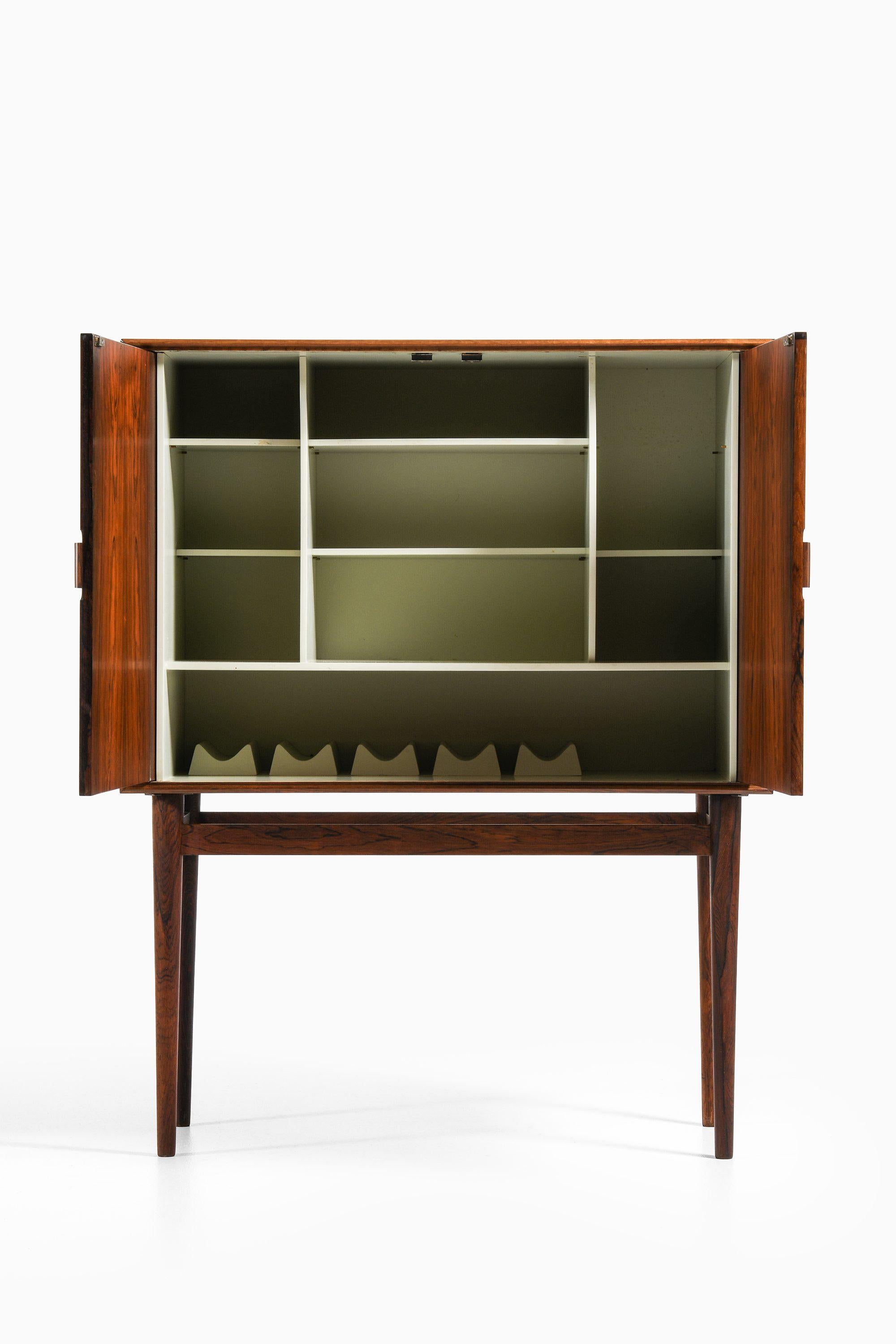 Scandinave moderne Meuble de bar en bois de rose, formica noire de Helge Vestergaard Jensen, années 1950 en vente