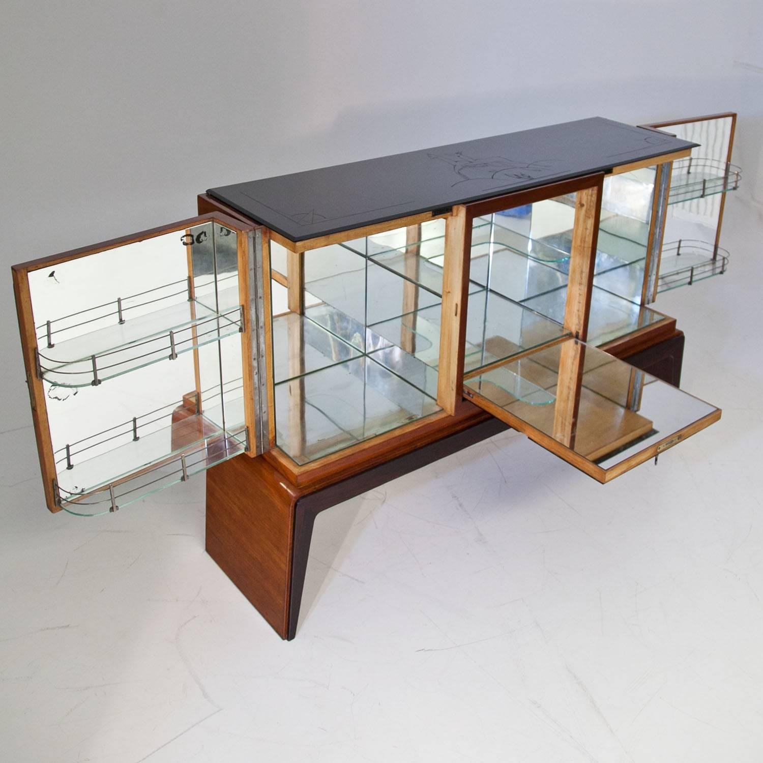 Mid-Century Modern Bar Cabinet in the Style of Osvaldo Borsani, Italy, 1940s