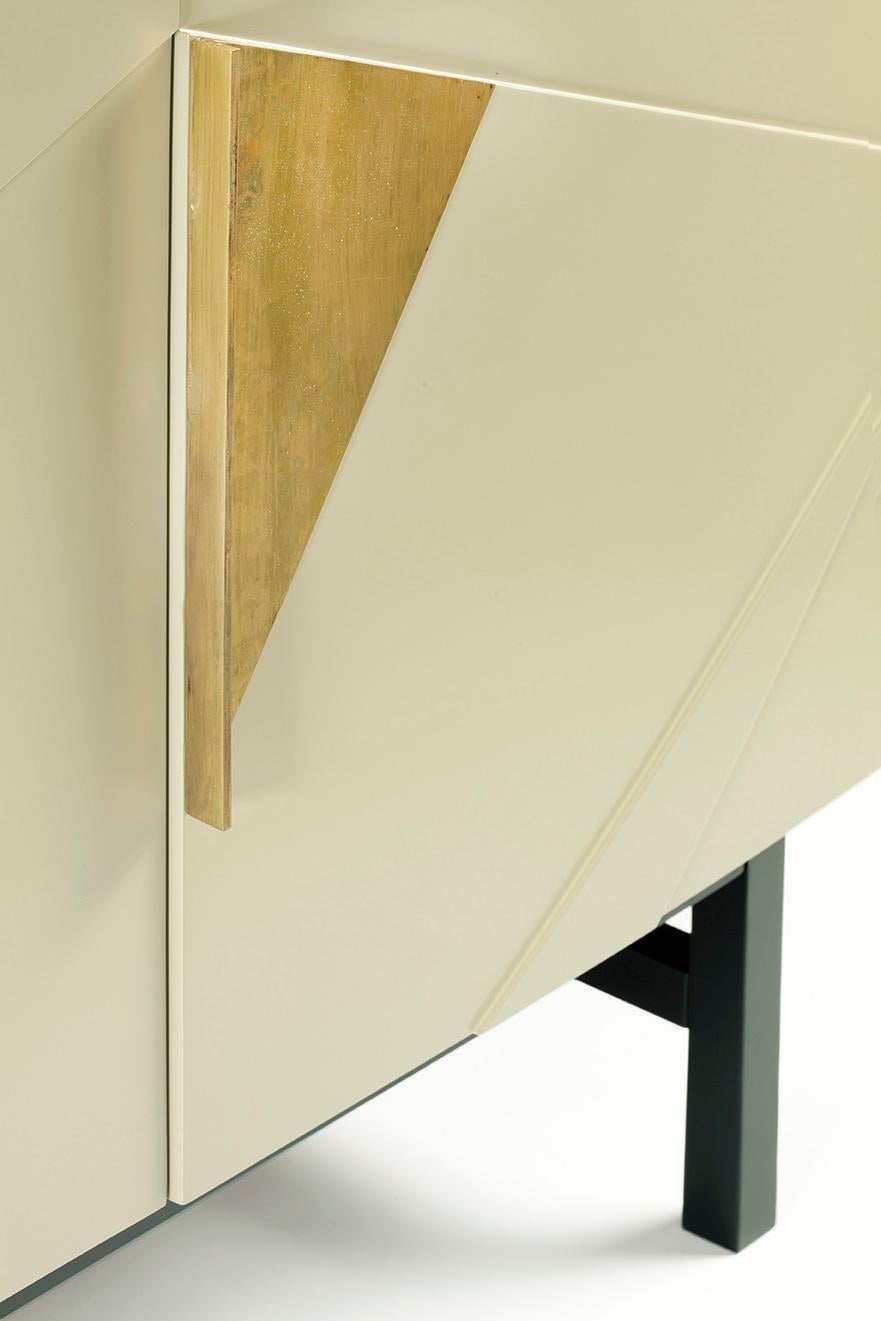 Le meuble bar Jazz est un produit de haute qualité de Mambo Unlimited Ideas, réalisé avec une structure et des pieds en bois laqué brillant ou mat, des applications en laiton et des portes laquées. Il présente des motifs tridimensionnels sur ses