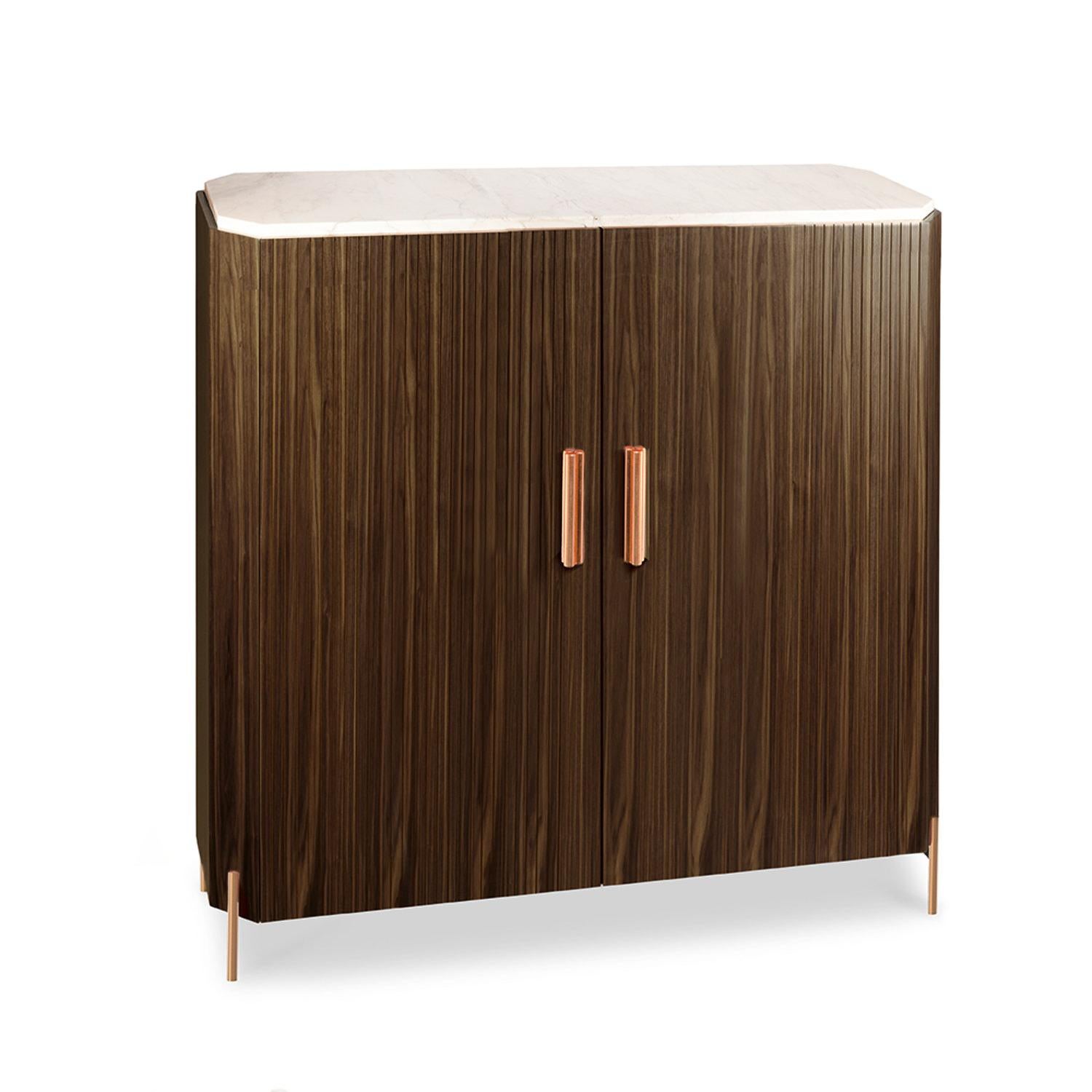 Galvanisé Meuble de bar Malcolm en bois, laiton et marbre en vente