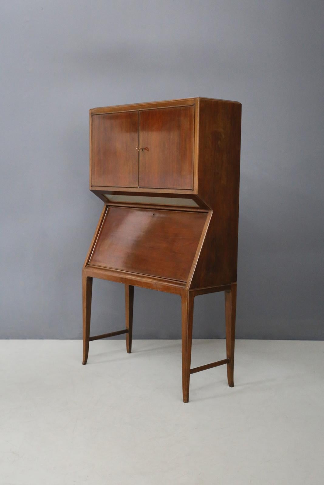 Folding bar cabinet, Italian manufacture of the 1950s. Beautiful Italian walnut and maple of the 1950s.
A piece of furniture made up of many distinctive elements for its different uses. In the first upper part of the cabinet there are two opening